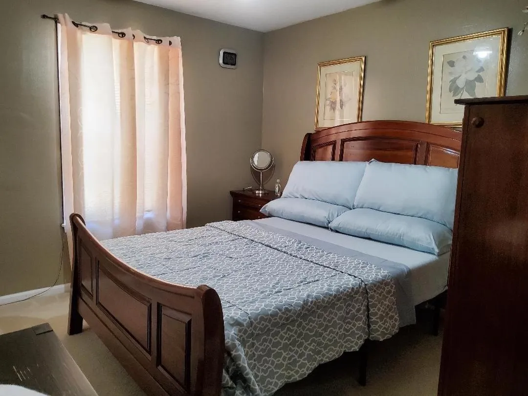 Bed in Smart Entire Loft, 3 br, 2 bath, with 3 tv