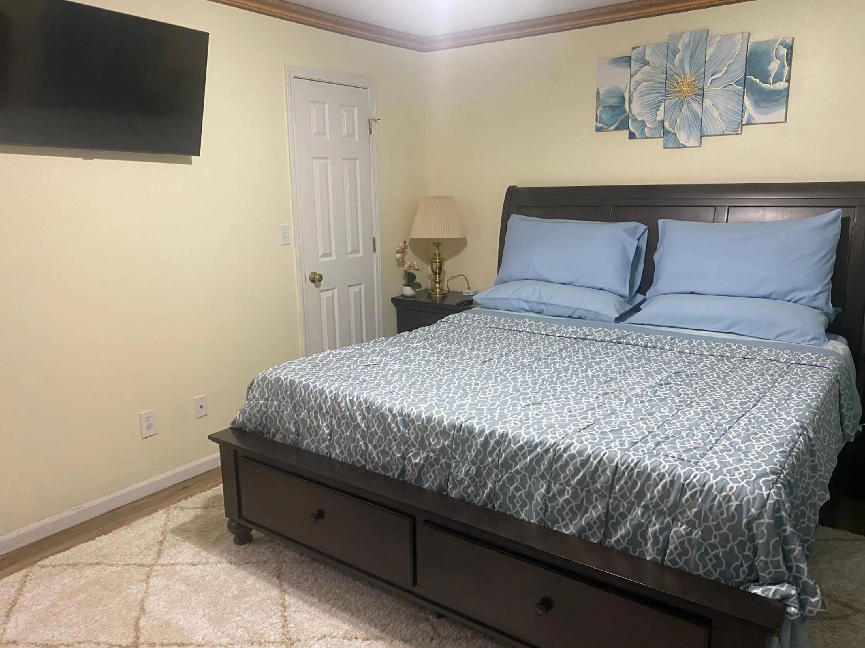Bed in Smart Entire Loft, 3 br, 2 bath, with 3 tv