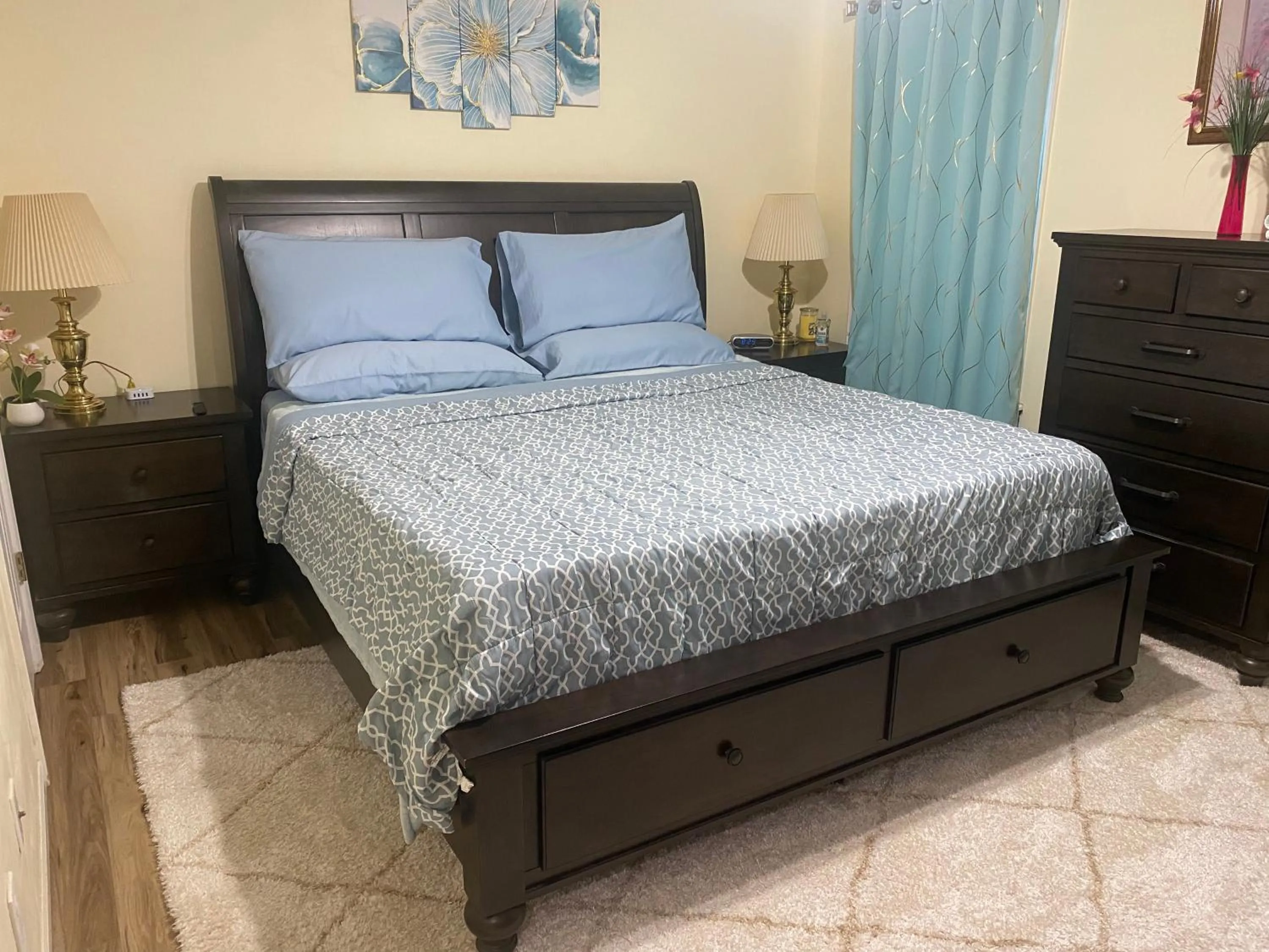 Bed in Smart Entire Loft, 3 br, 2 bath, with 3 tv