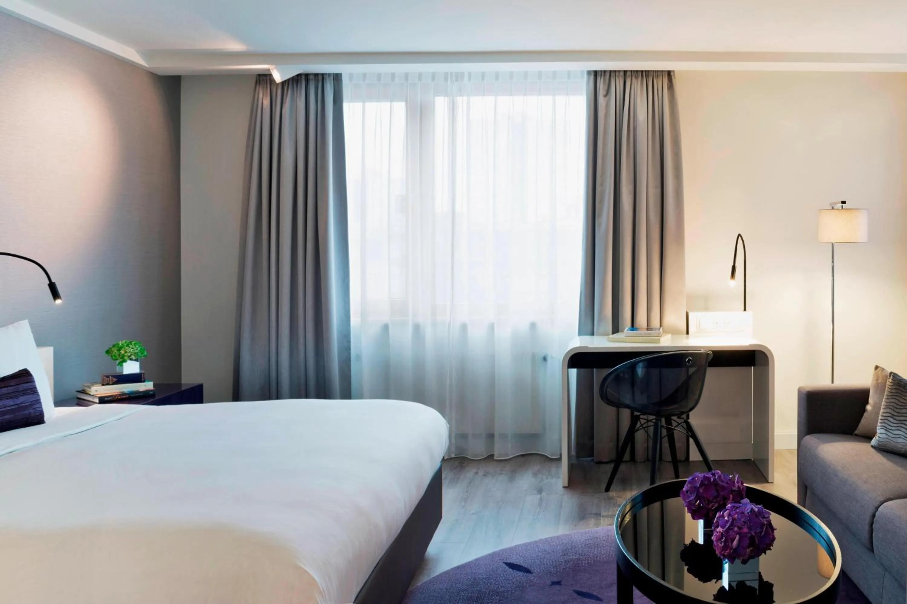 Photo of the whole room, Bed in Renaissance Vienna Schönbrunn Hotel