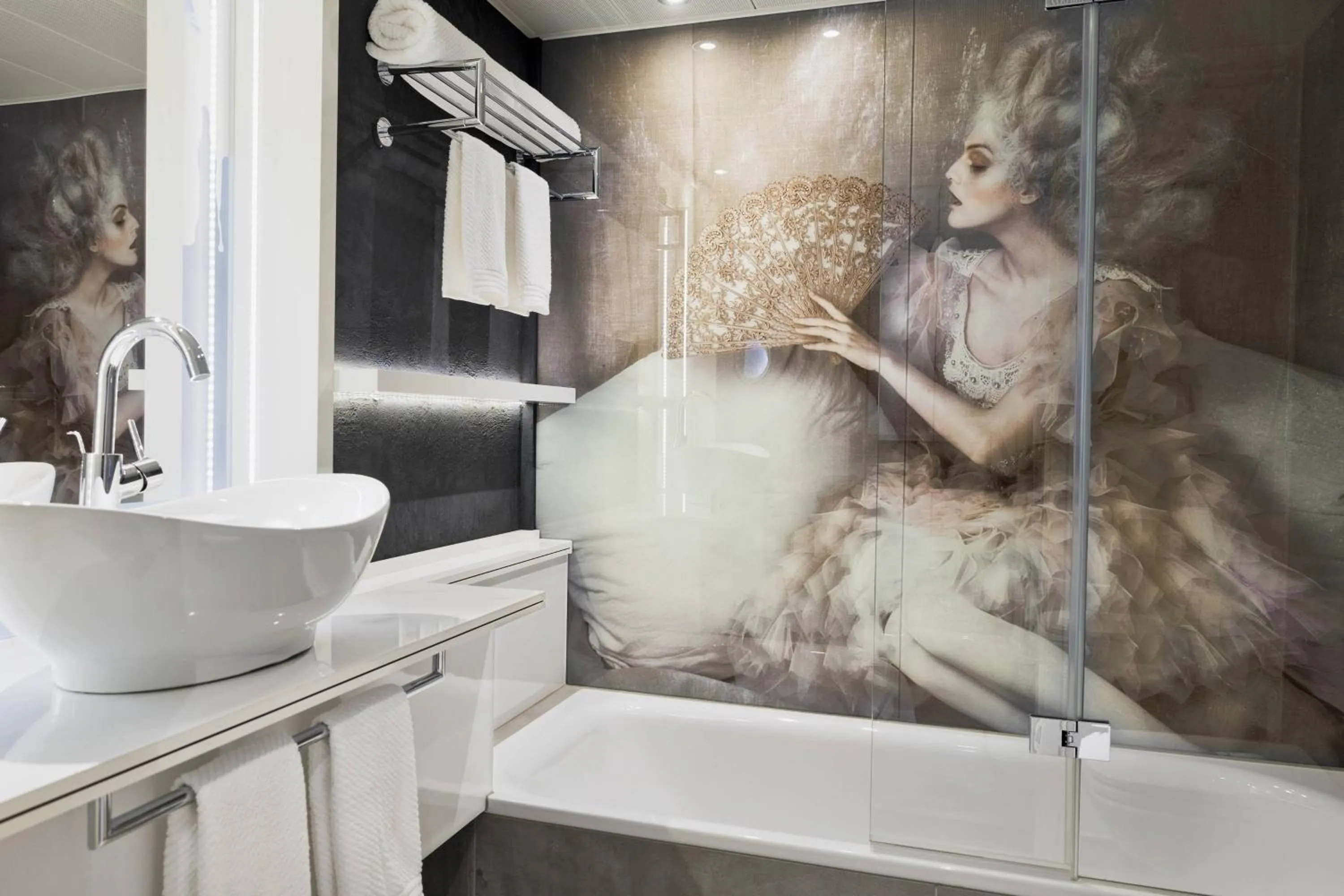 Bathroom in Renaissance Vienna Schönbrunn Hotel