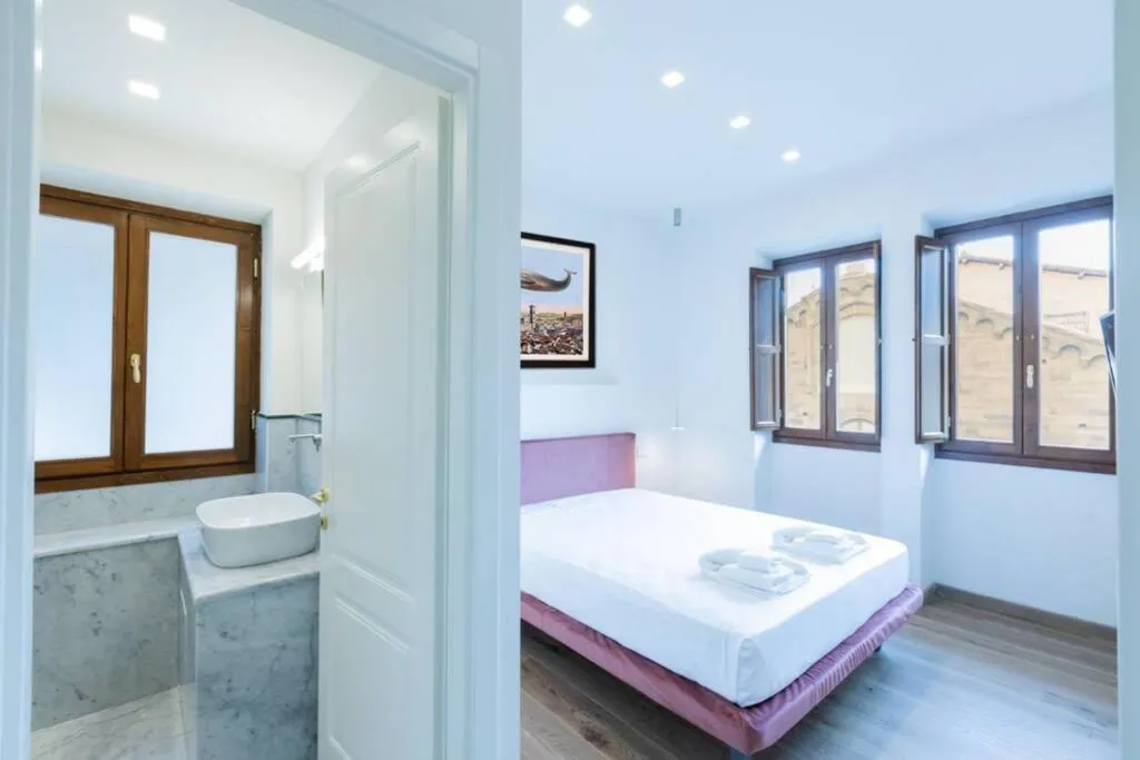 Bedroom, Bed in Ponte Vecchio Luxury Flat