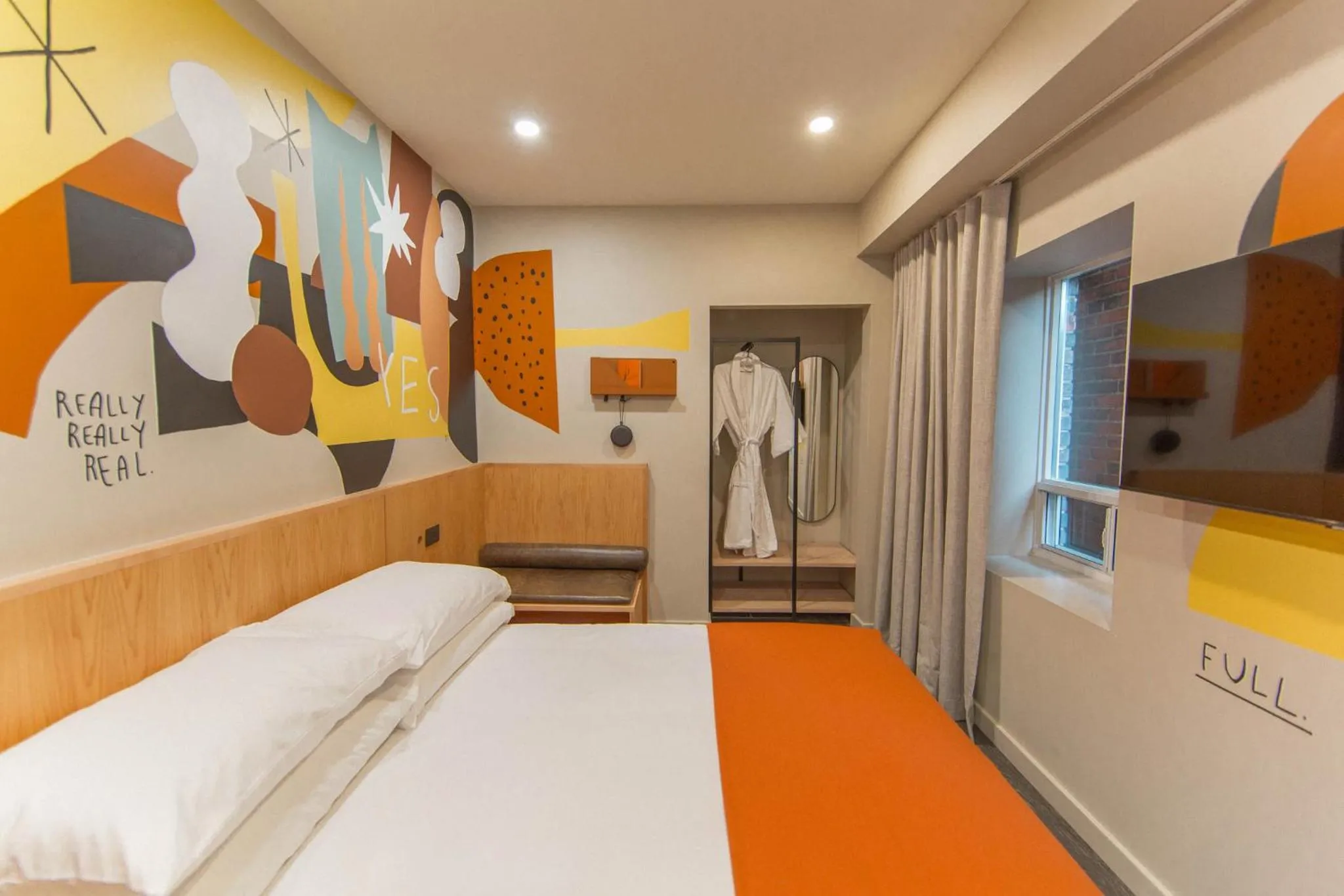 Photo of the whole room, Bed in Ode