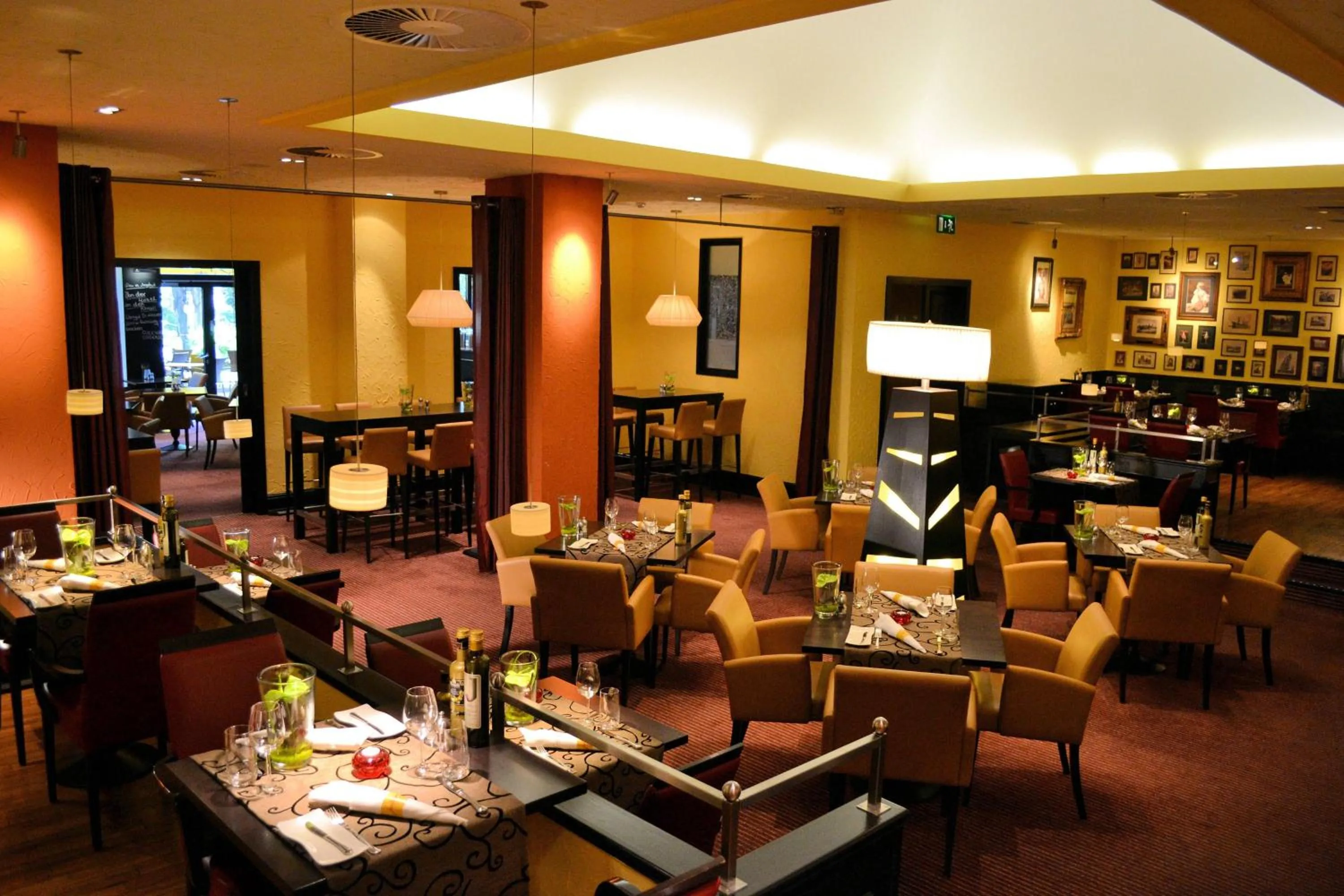 Lounge or bar in Courtyard by Marriott Düsseldorf Seestern