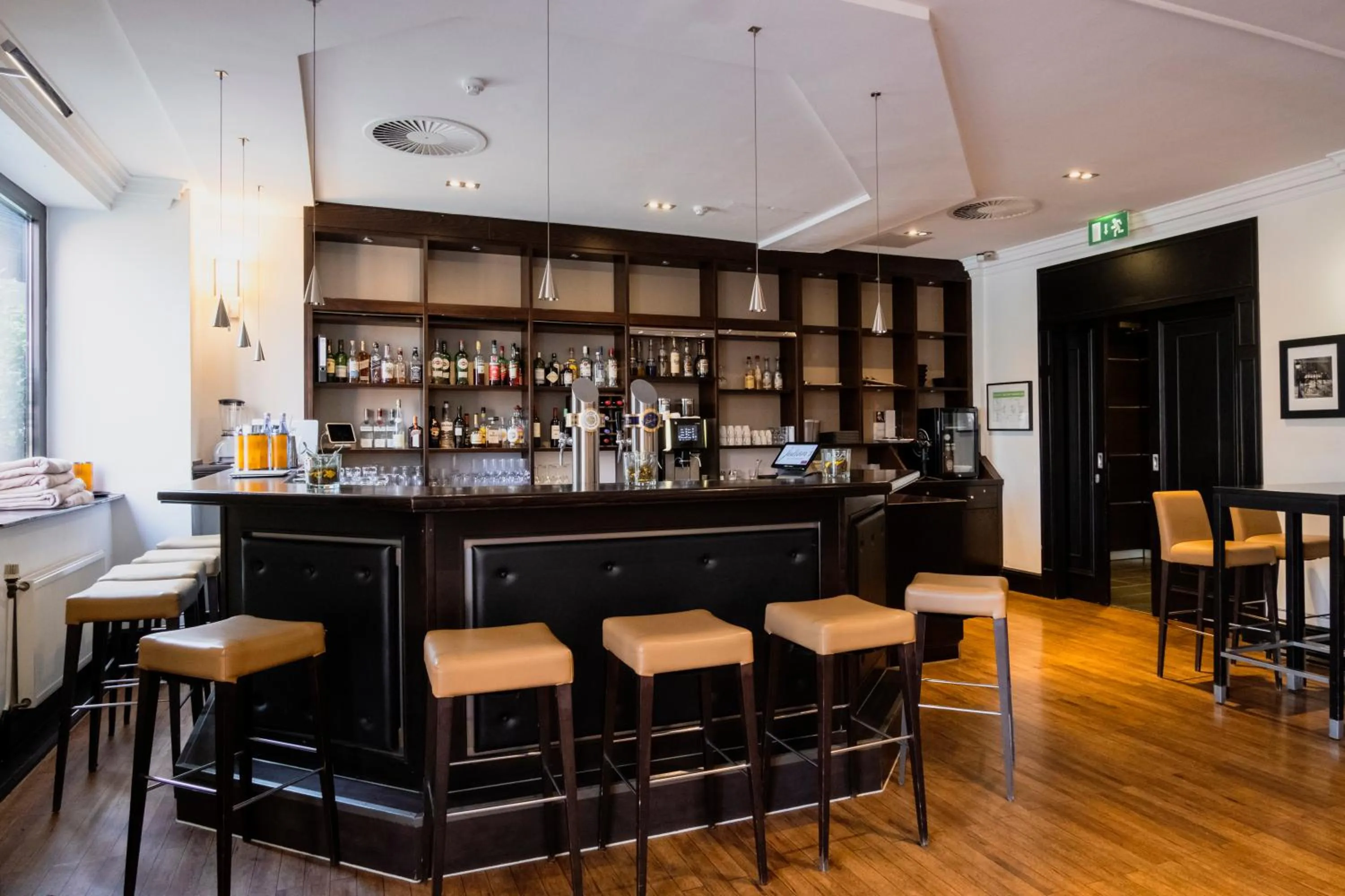 Lounge or bar in Courtyard by Marriott Düsseldorf Seestern