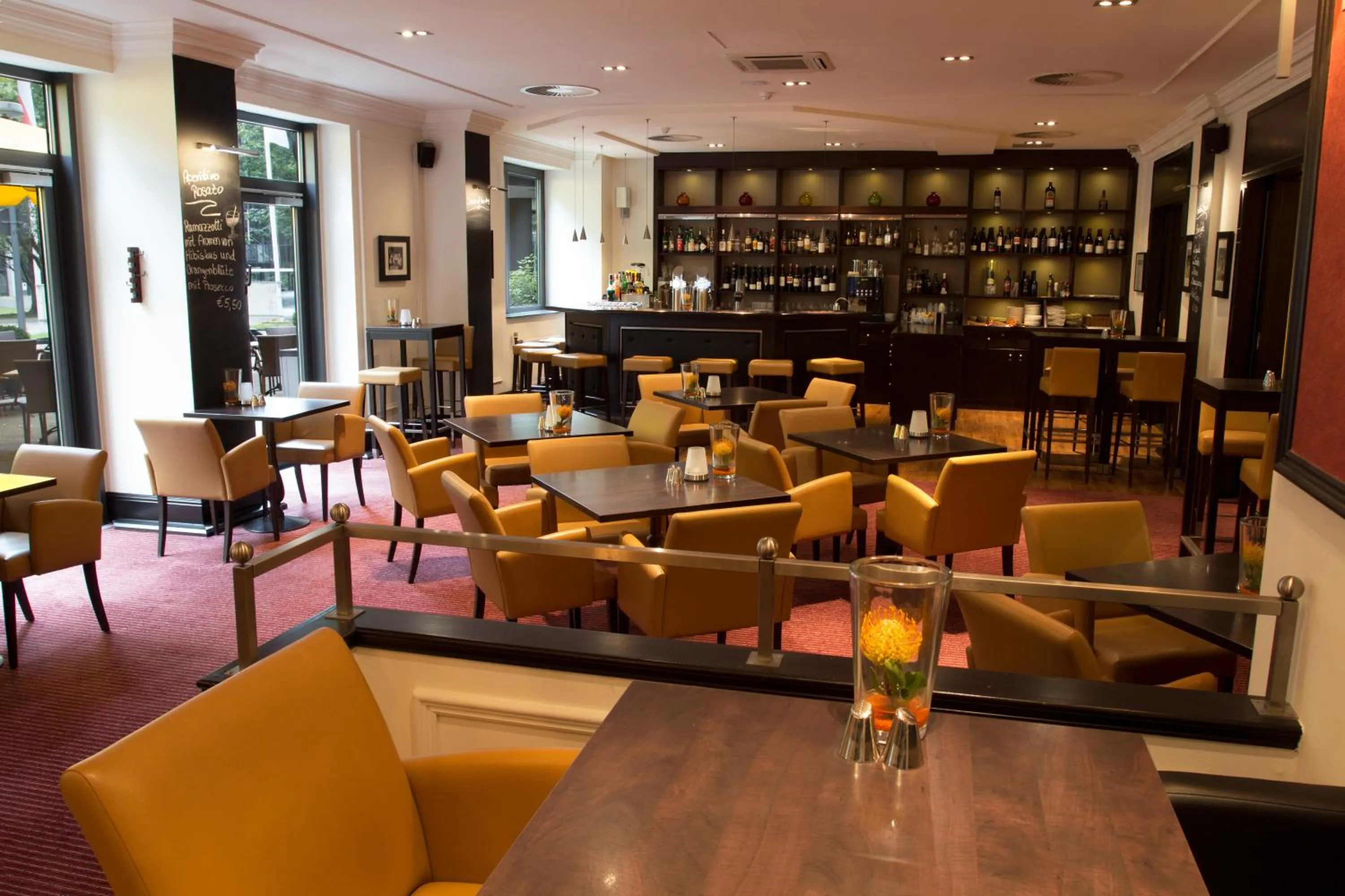 Lounge or bar in Courtyard by Marriott Düsseldorf Seestern