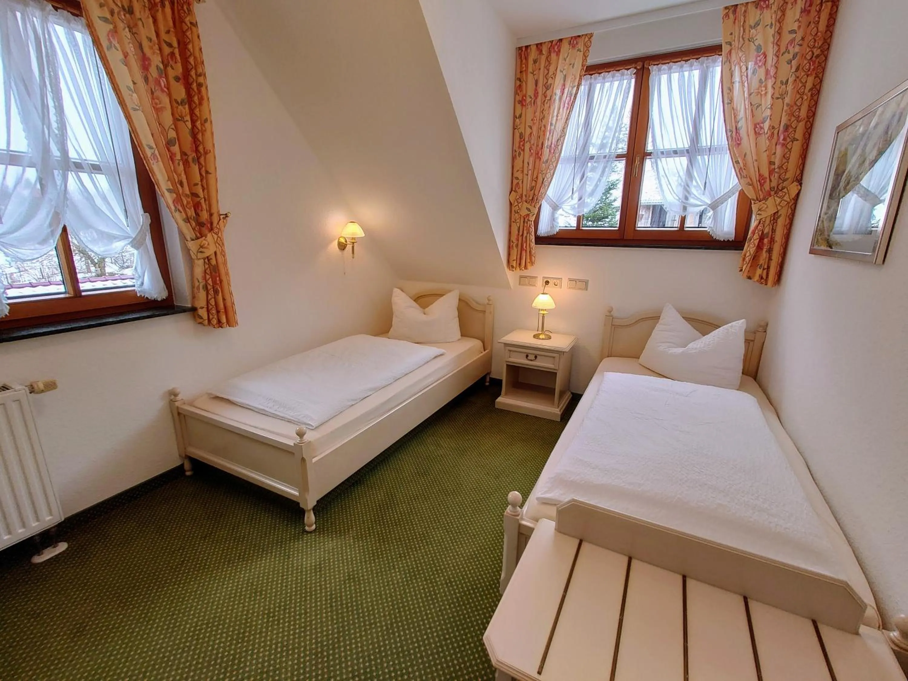 Bedroom, Bed in Hotel und Berggasthof Zum Sonnenhof