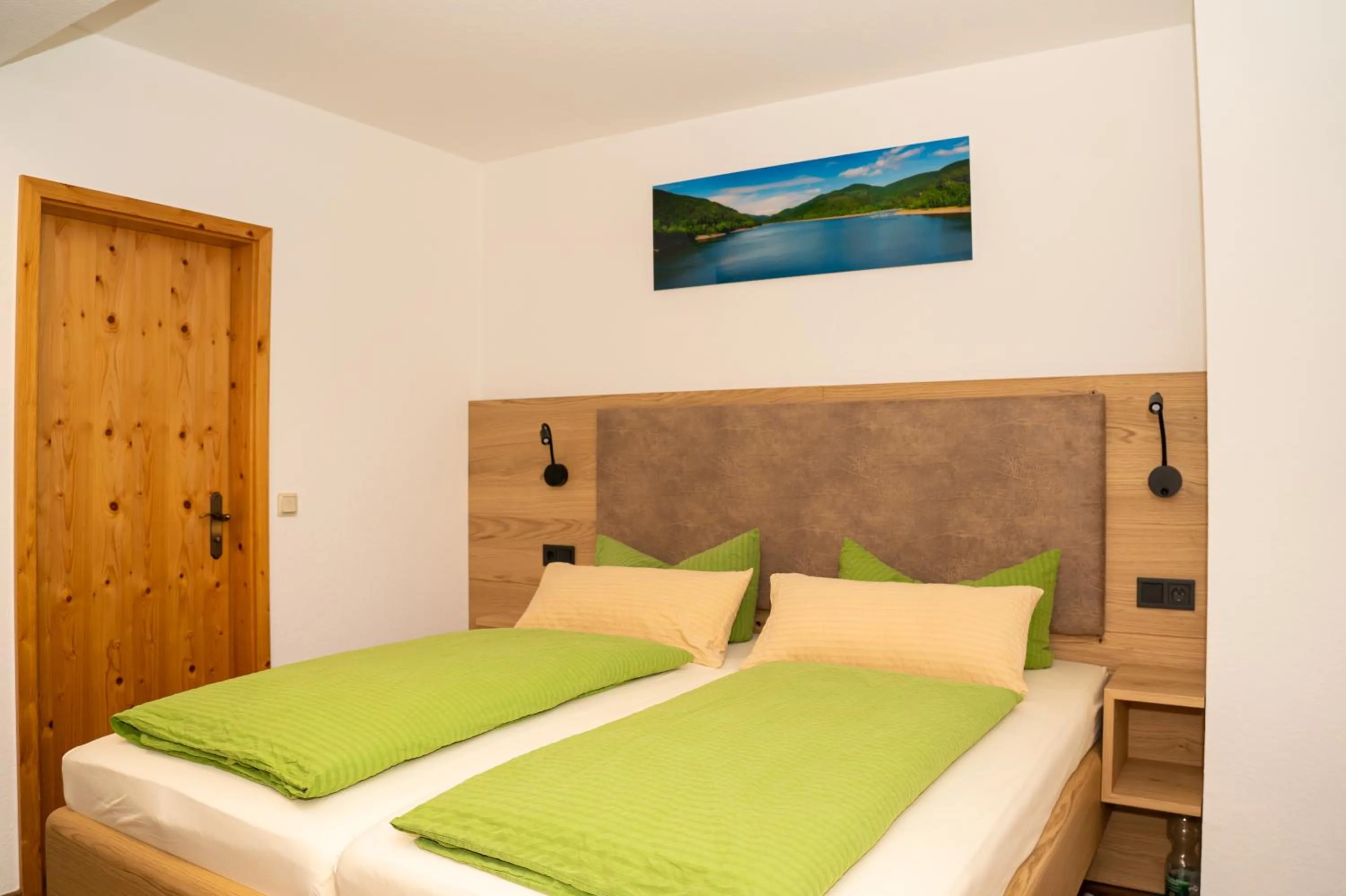 Photo of the whole room, Bed in Hotel und Berggasthof Zum Sonnenhof