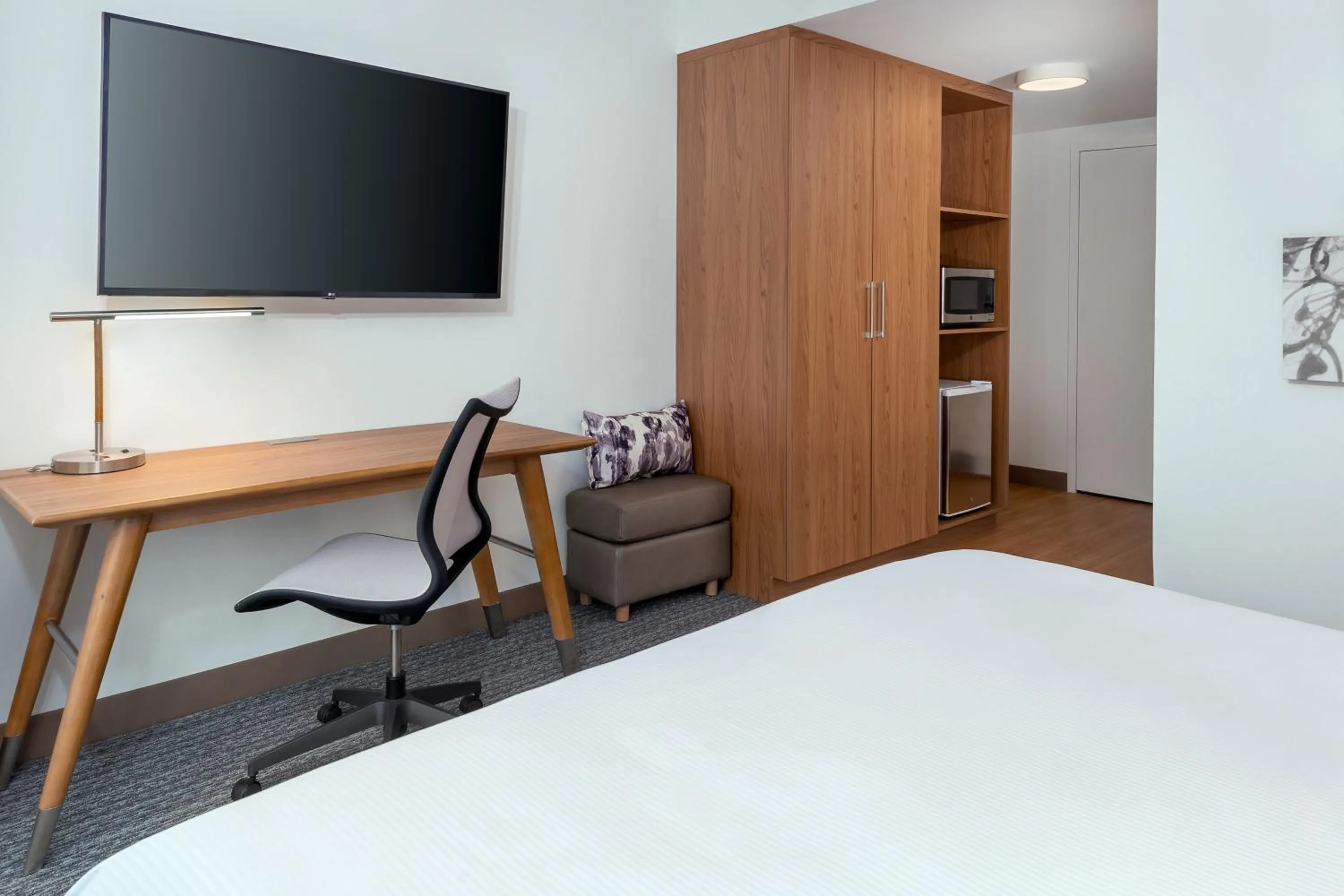 Bedroom, Bed in Element Atlanta Midtown