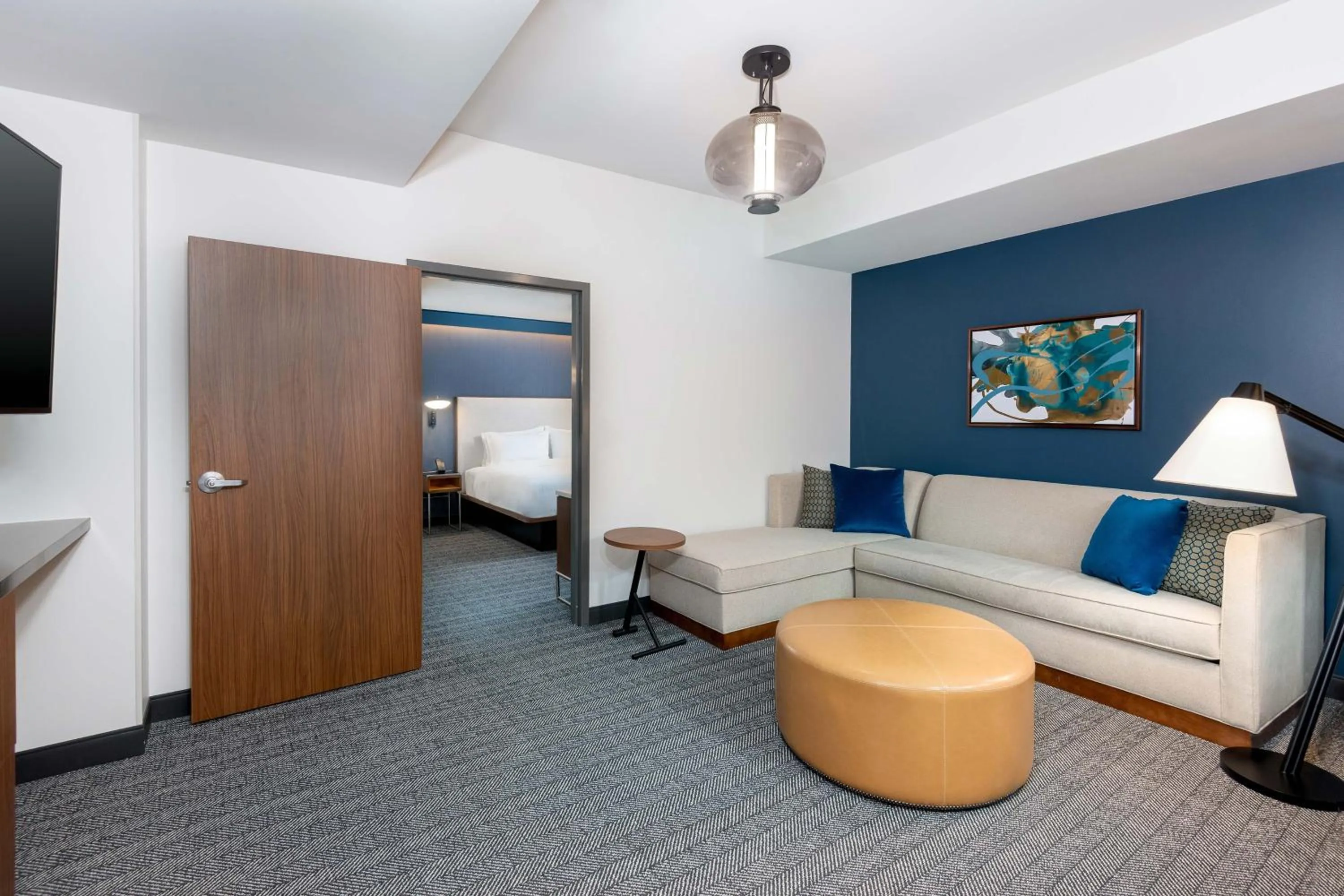 Living room, Bed in Courtyard by Marriott Atlanta Midtown