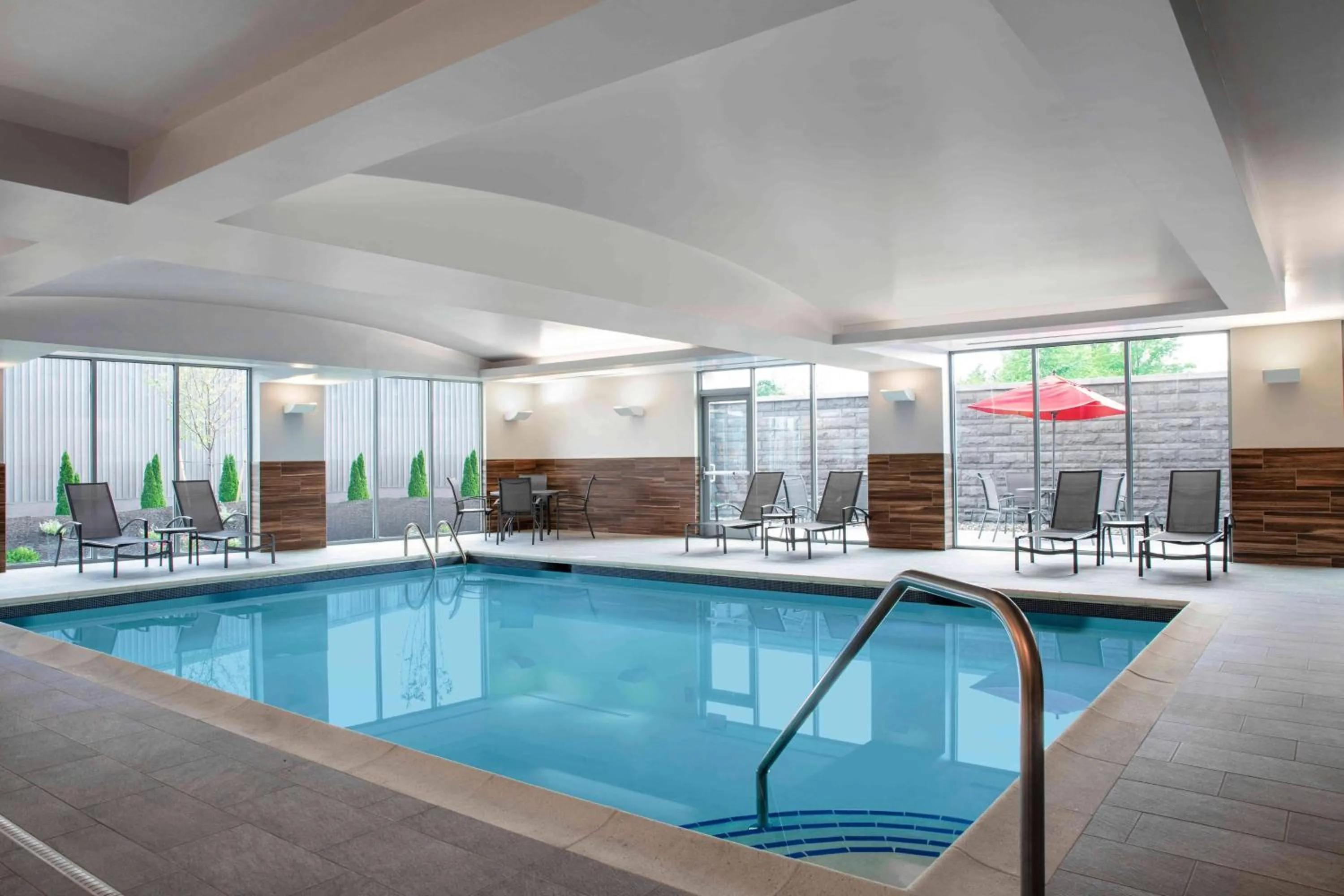 Swimming pool in Fairfield by Marriott Inn & Suites Lewisburg
