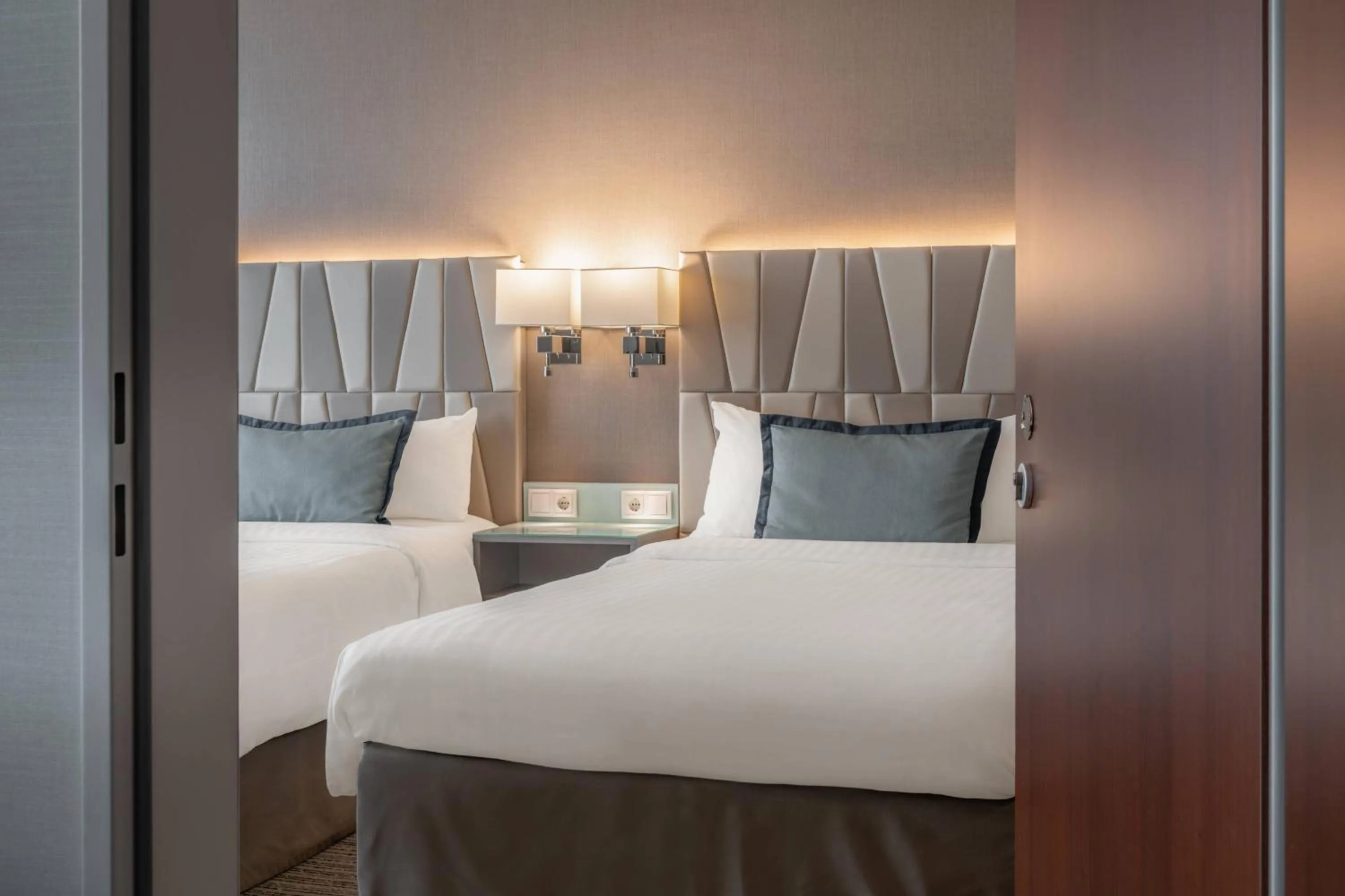 Photo of the whole room, Bed in Courtyard by Marriott Munich City Center