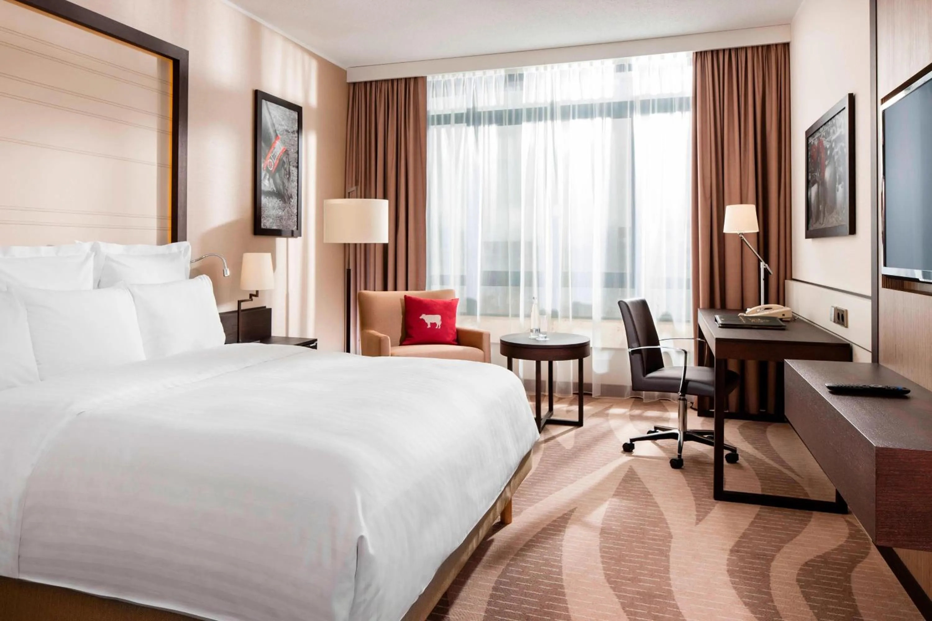 Photo of the whole room, Bed in Munich Airport Marriott Hotel