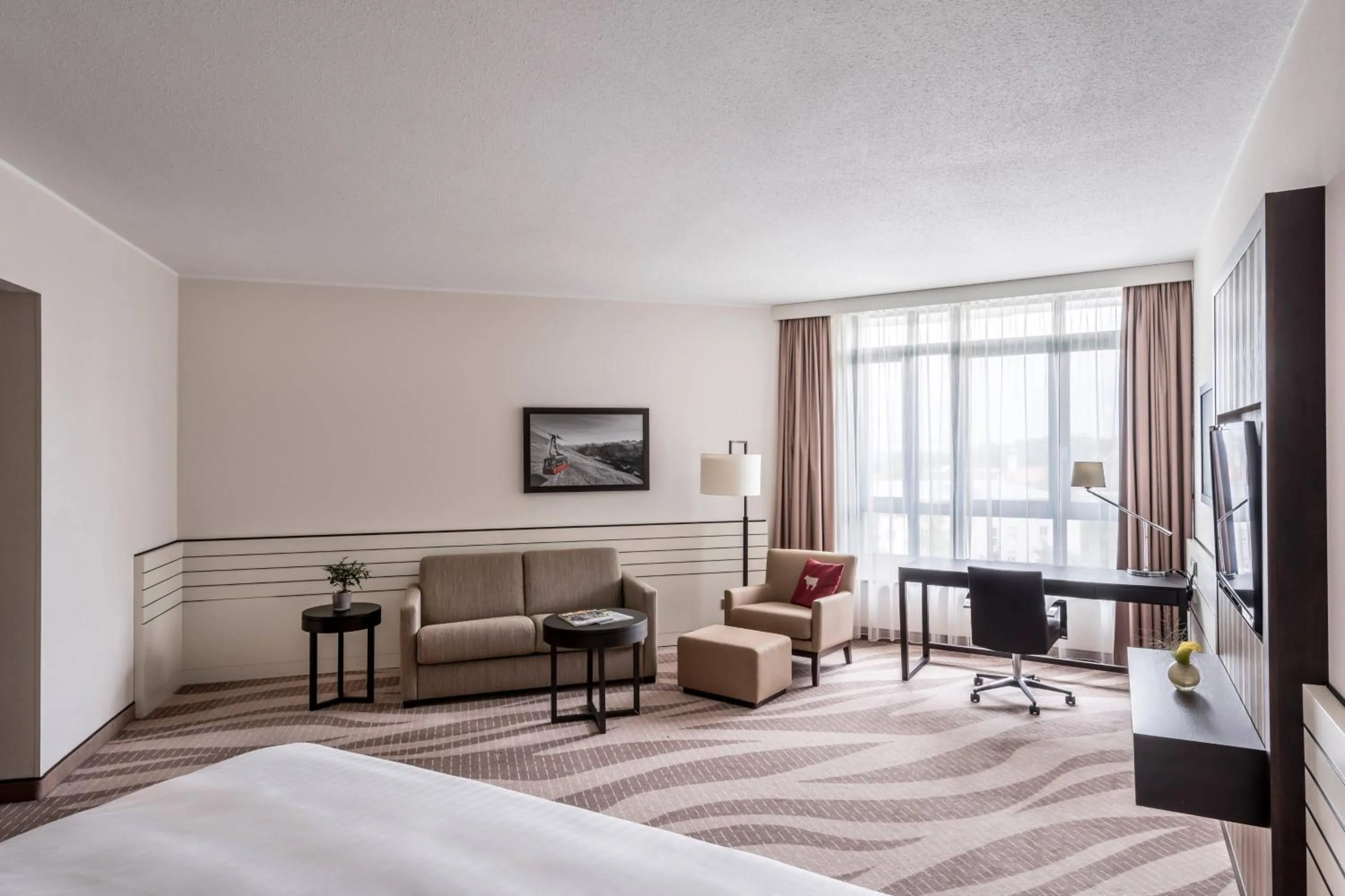 Photo of the whole room, Bed in Munich Airport Marriott Hotel