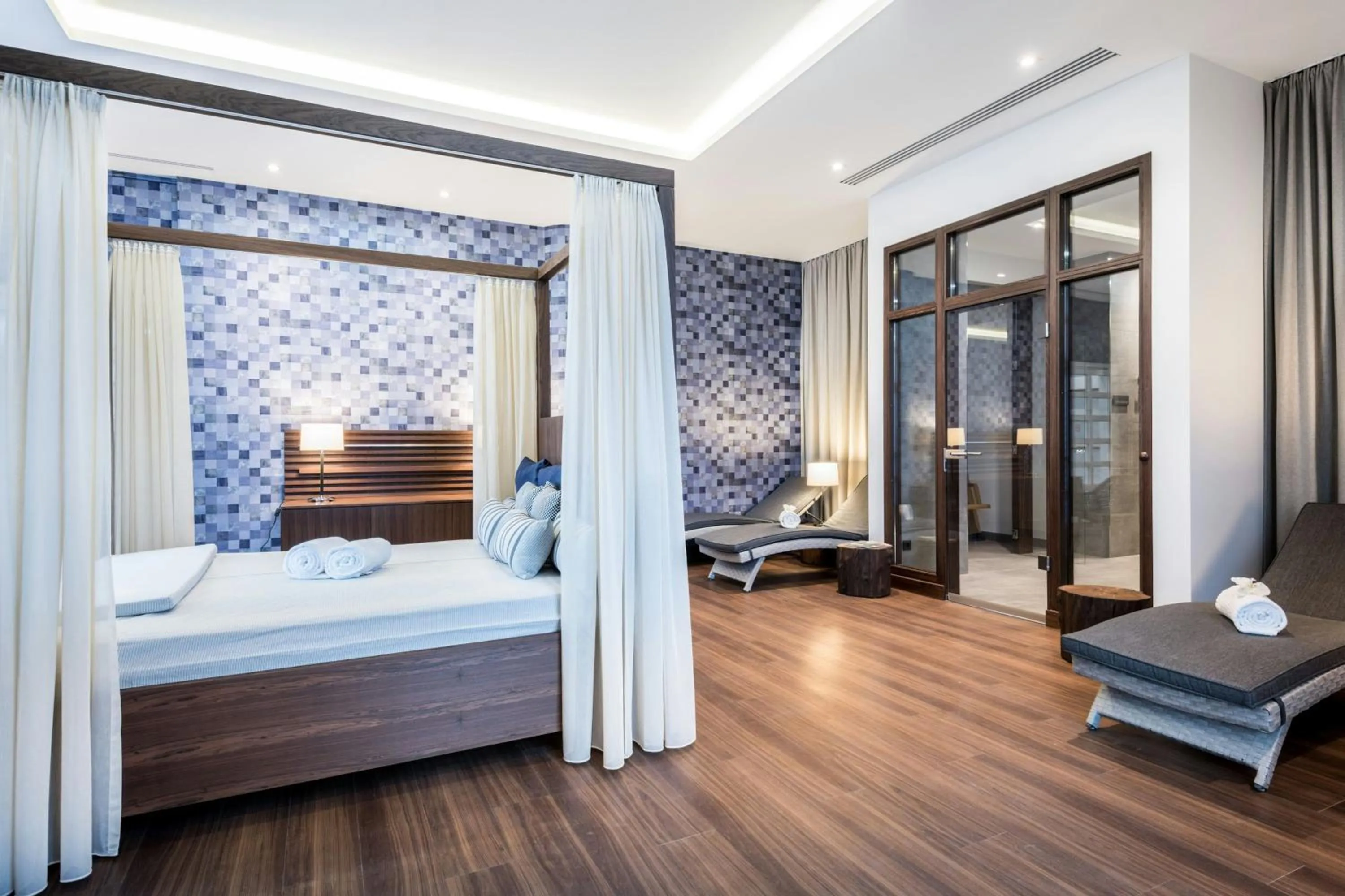 Lounge or bar, Bed in Munich Airport Marriott Hotel