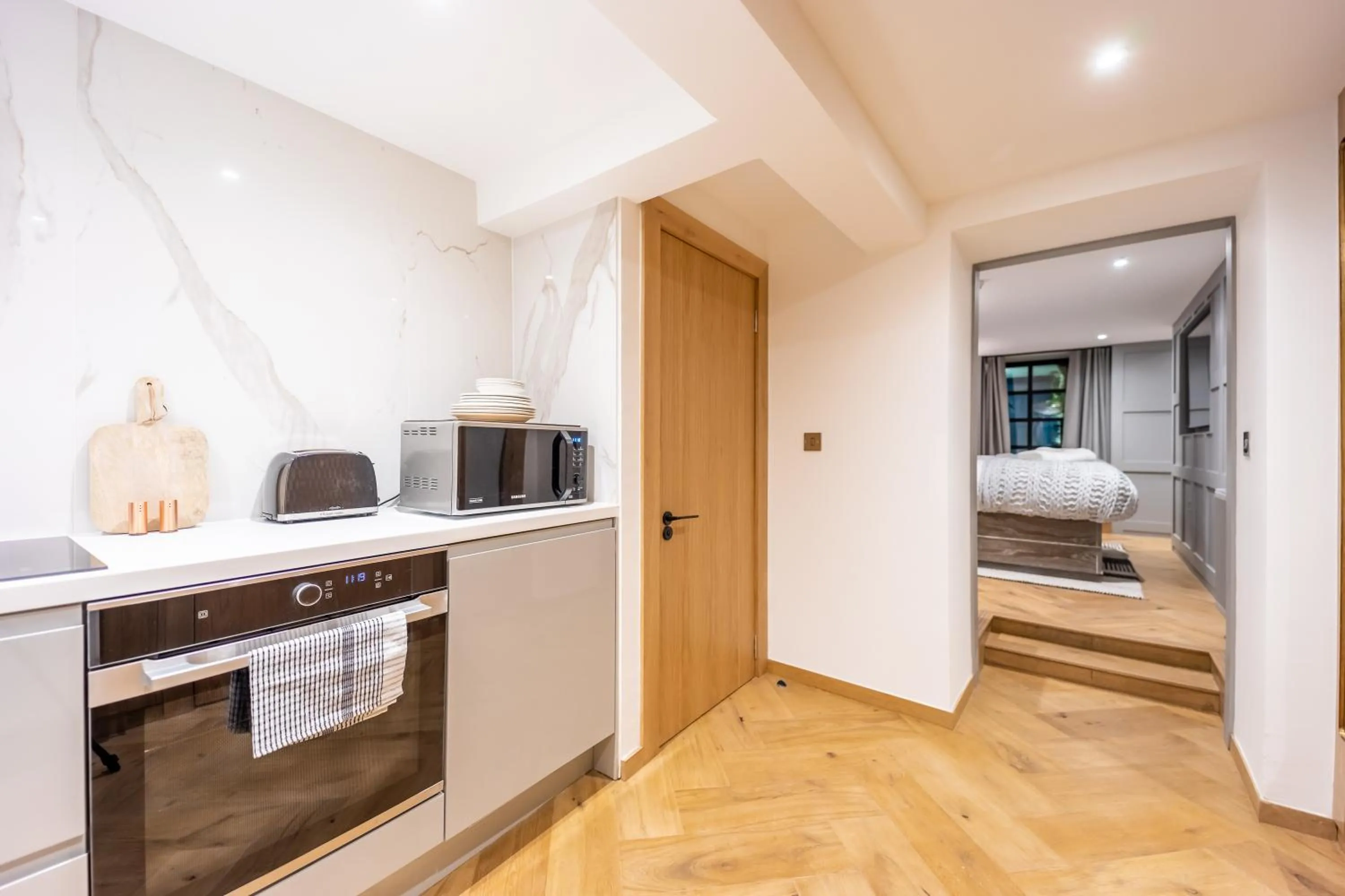 Kitchen or kitchenette, Bed in No1 Apartments Edinburgh - New Town
