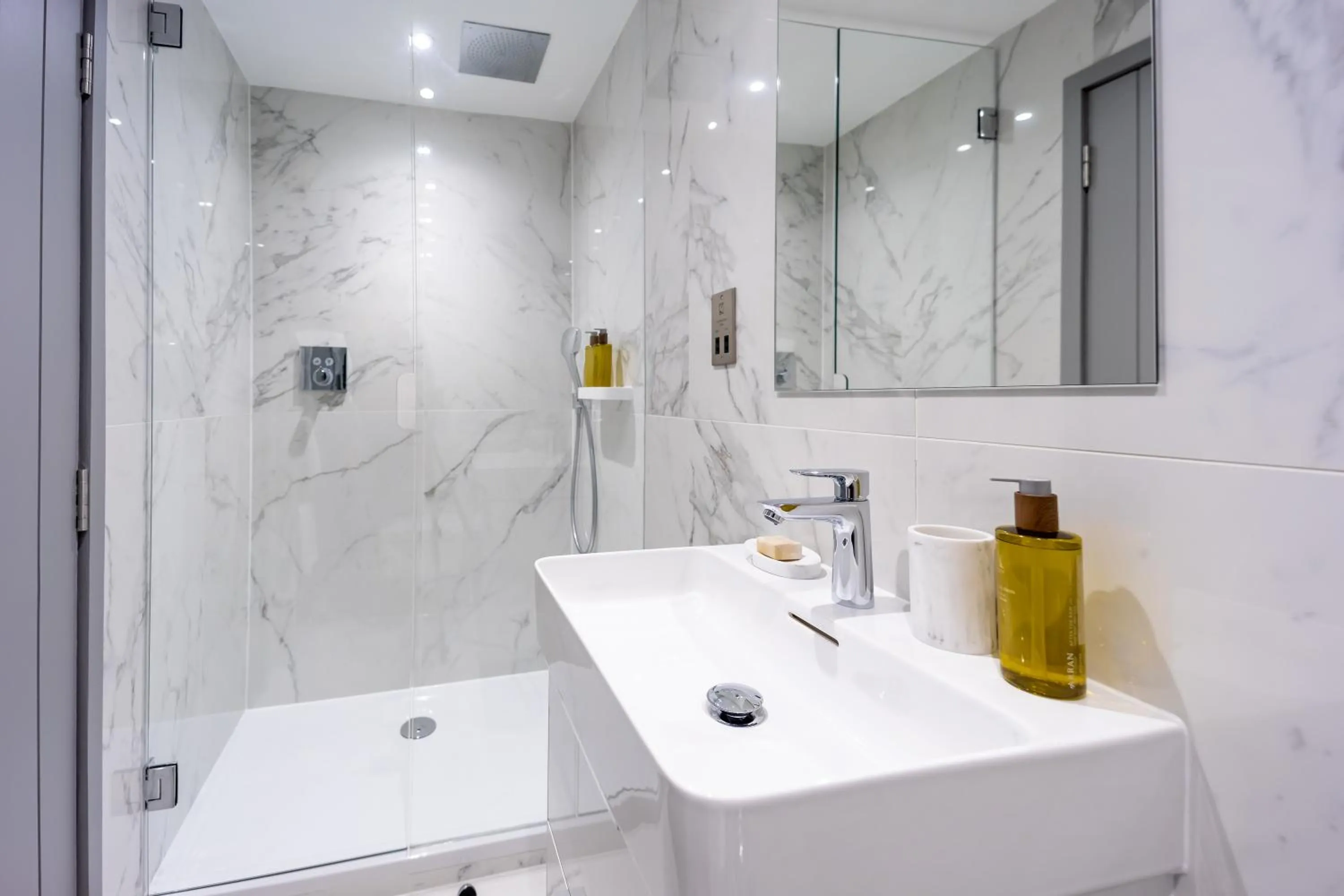 Shower in No1 Apartments Edinburgh - New Town