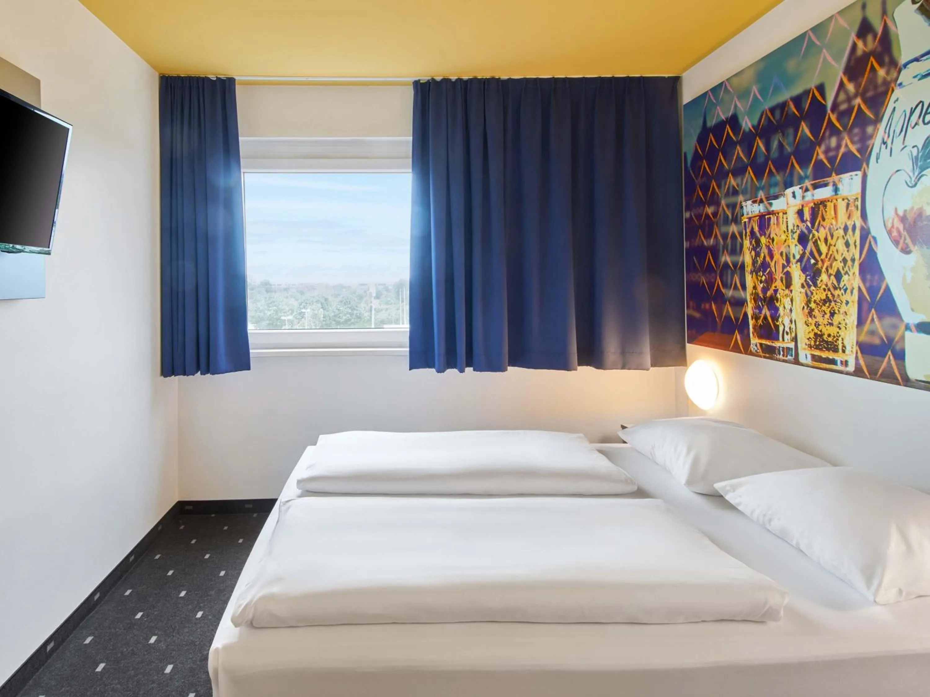 Photo of the whole room, Bed in B&B Hotel Frankfurt-Nord