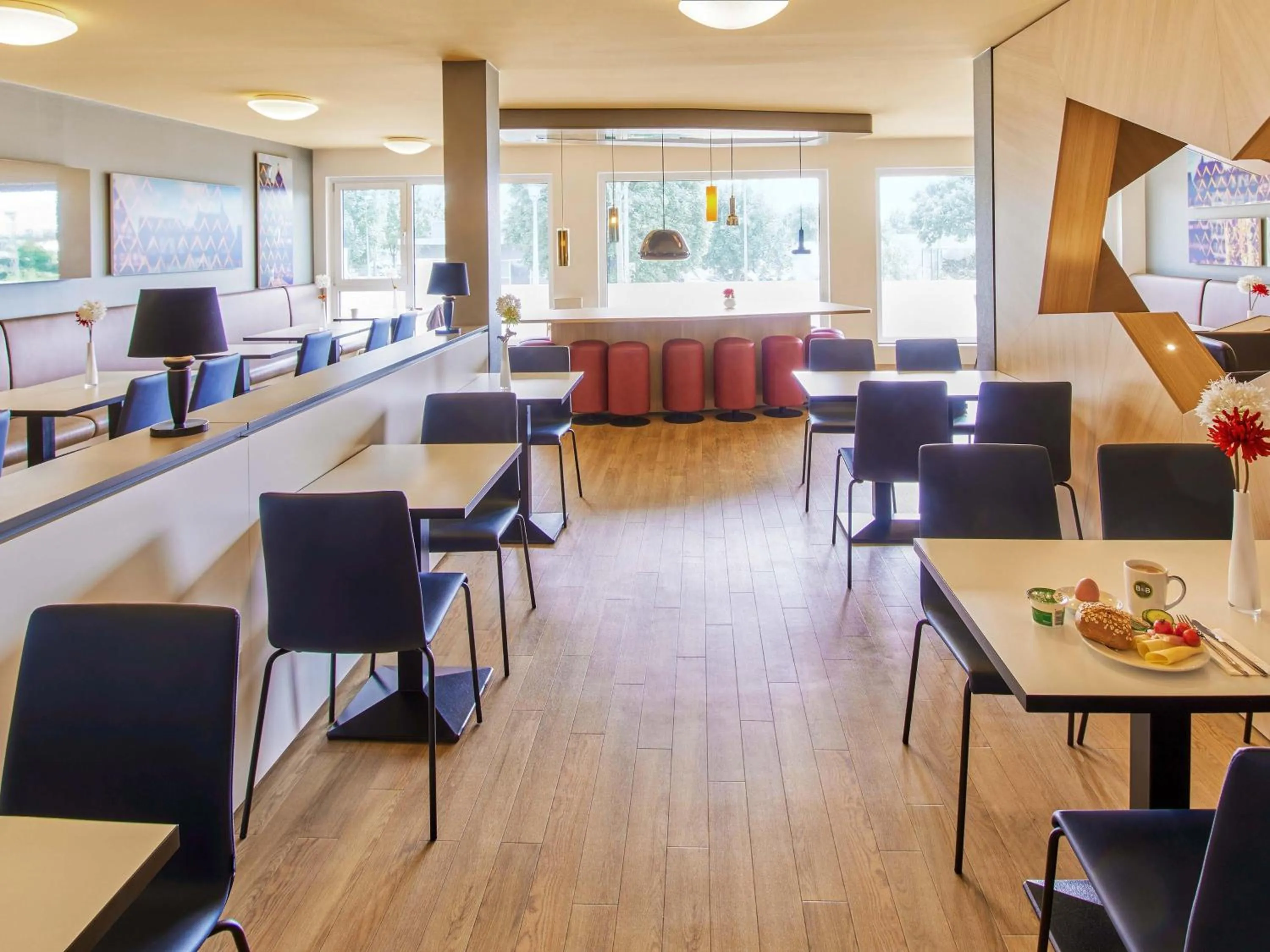 Restaurant/places to eat in B&B Hotel Frankfurt-Nord