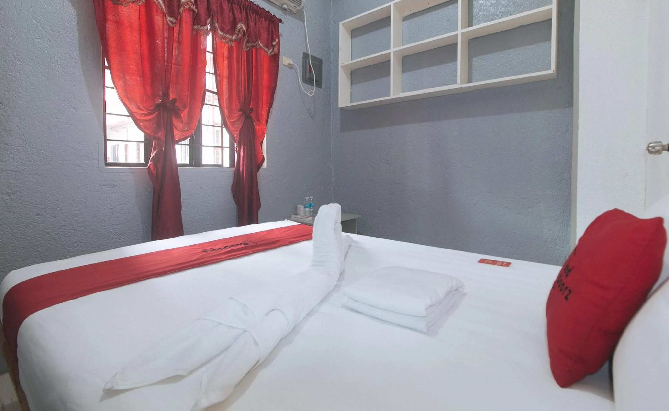 Photo of the whole room, Bed in RedDoorz Plus near Tambo Paranaque