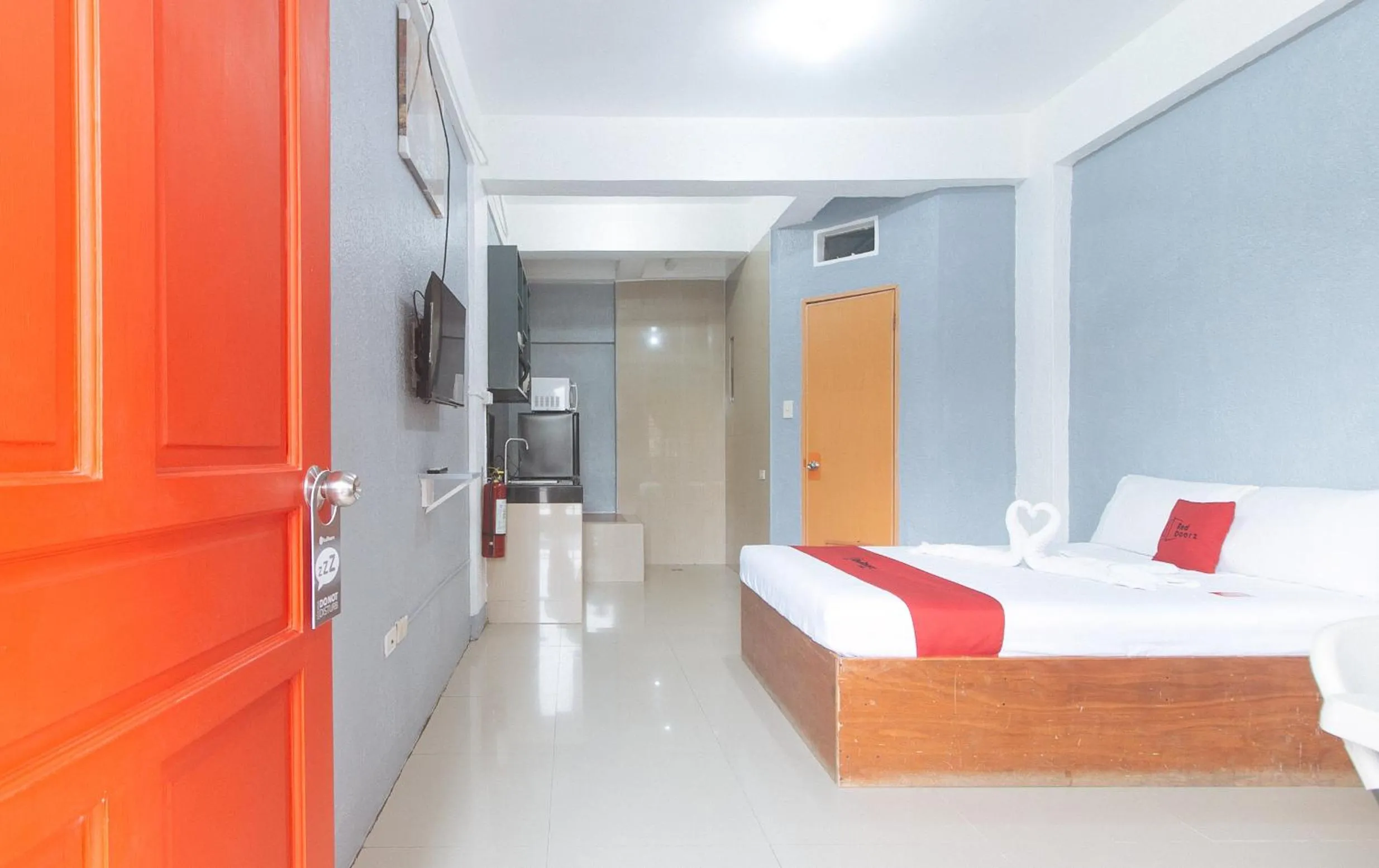 TV and multimedia, Bed in RedDoorz Plus near Tambo Paranaque