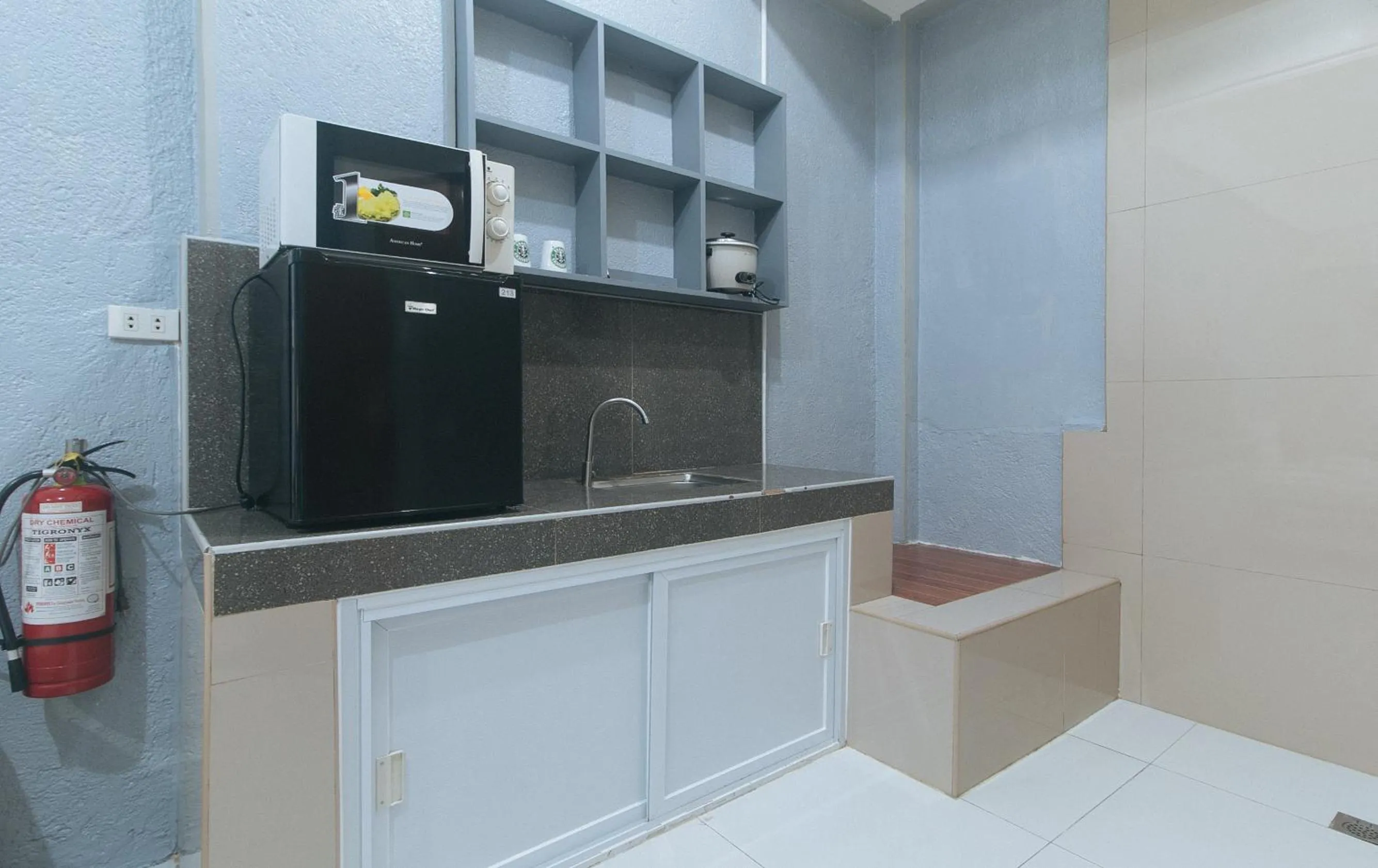 Kitchen or kitchenette in RedDoorz Plus near Tambo Paranaque