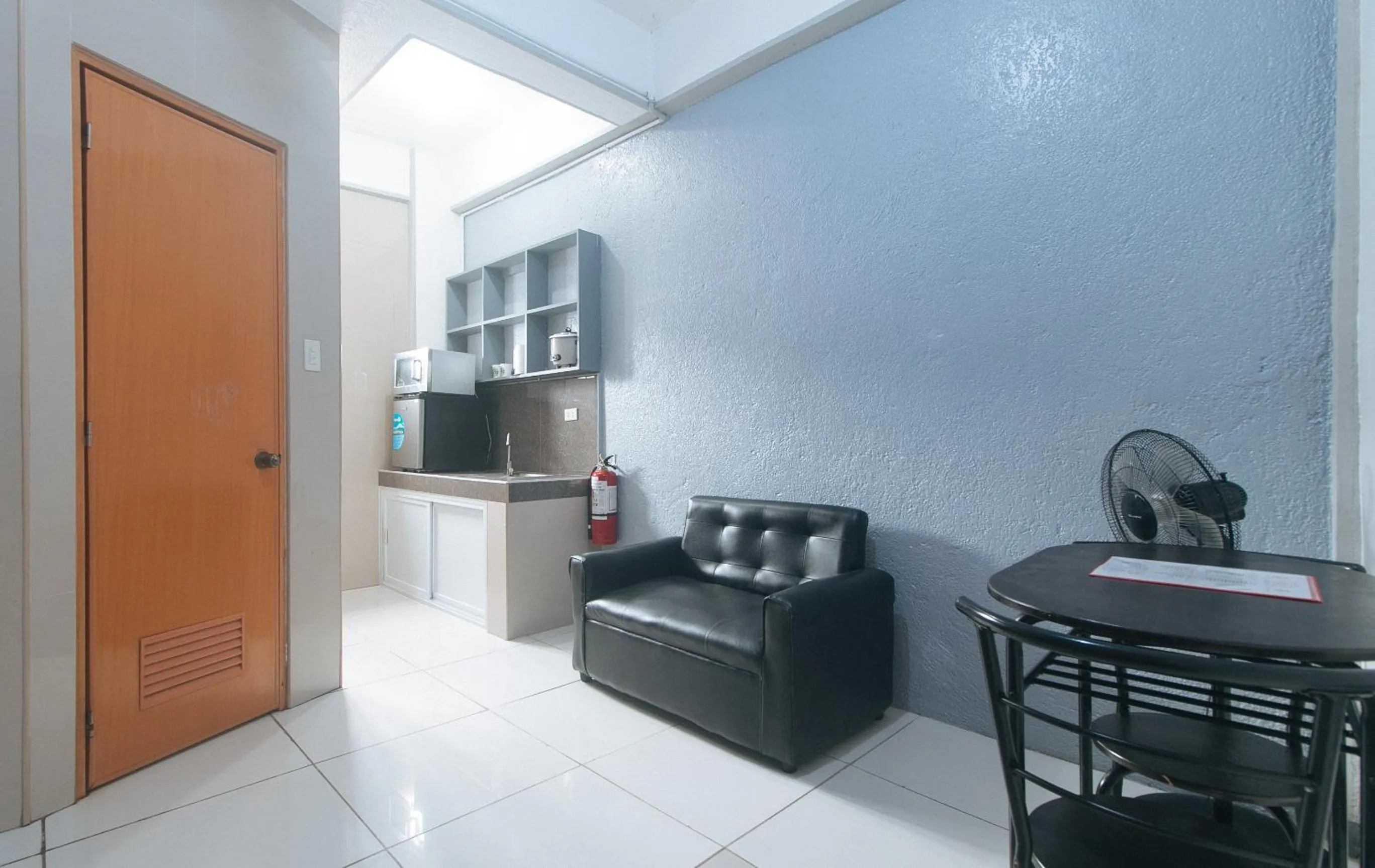 Seating area in RedDoorz Plus near Tambo Paranaque