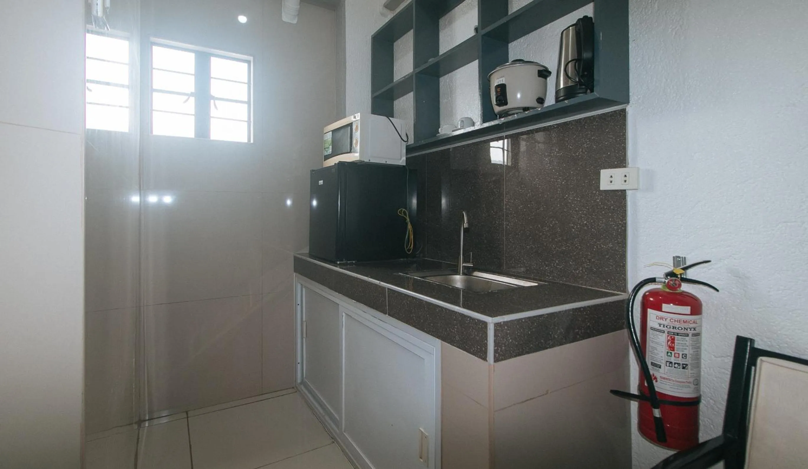 Kitchen or kitchenette in RedDoorz Plus near Tambo Paranaque