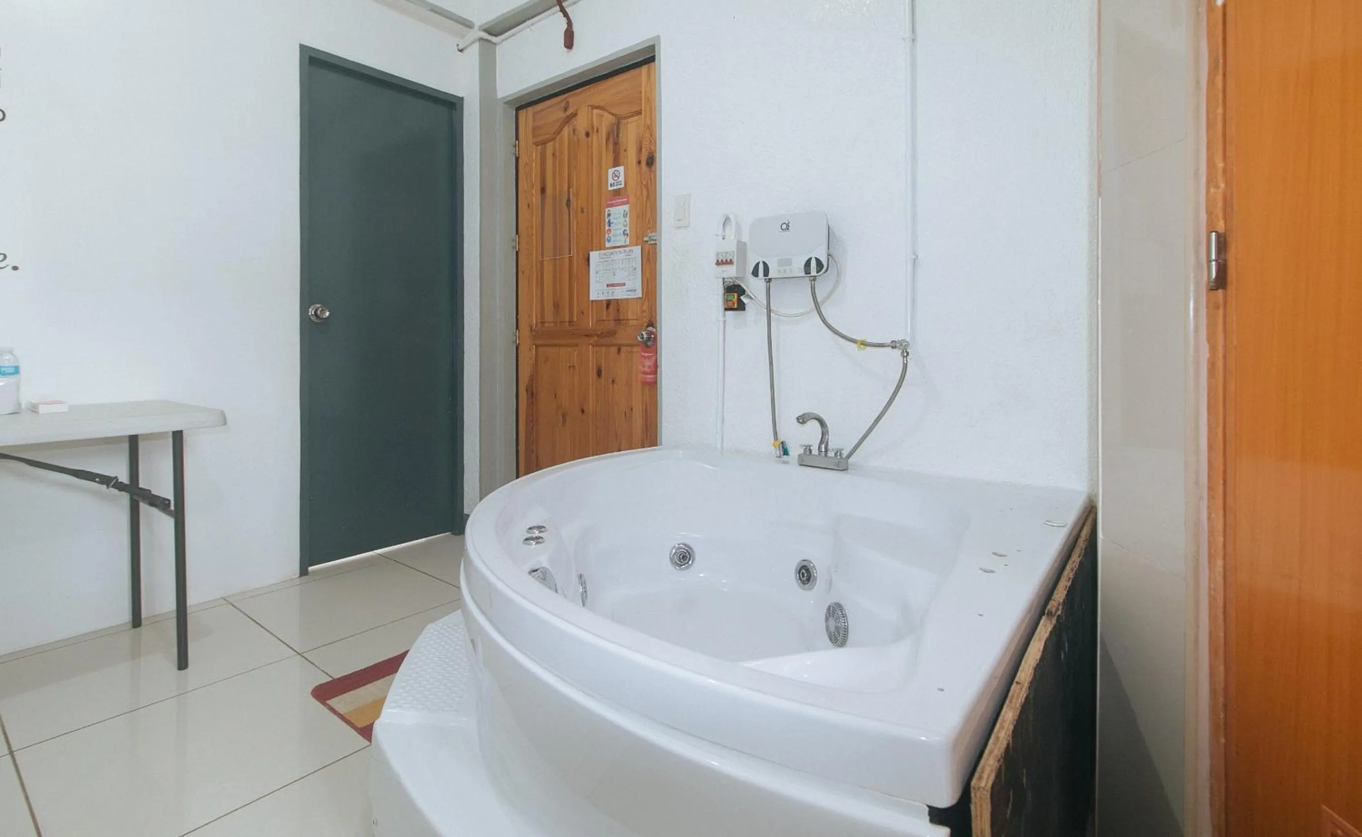 Hot Tub in RedDoorz Plus near Tambo Paranaque