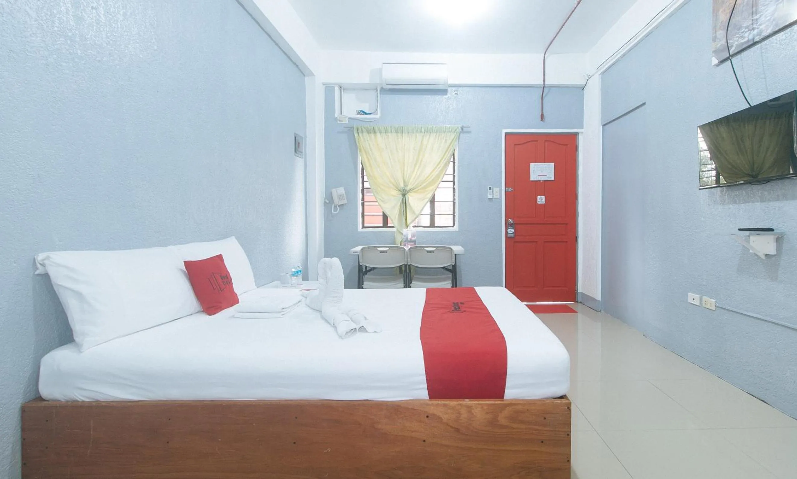 TV and multimedia, Bed in RedDoorz Plus near Tambo Paranaque