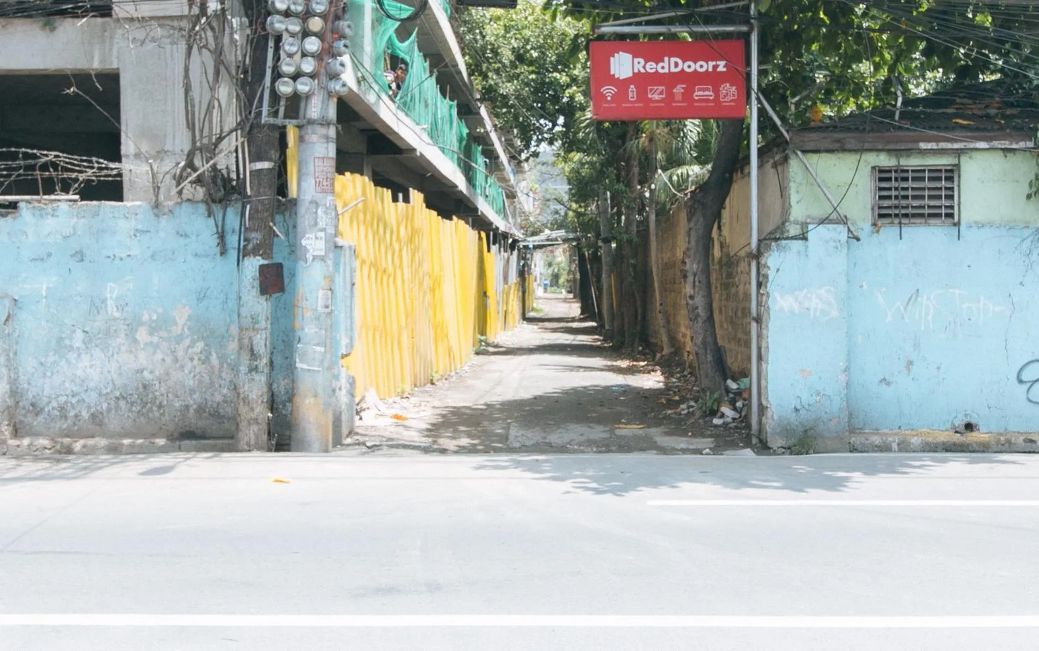 Property logo or sign in RedDoorz Plus near Tambo Paranaque