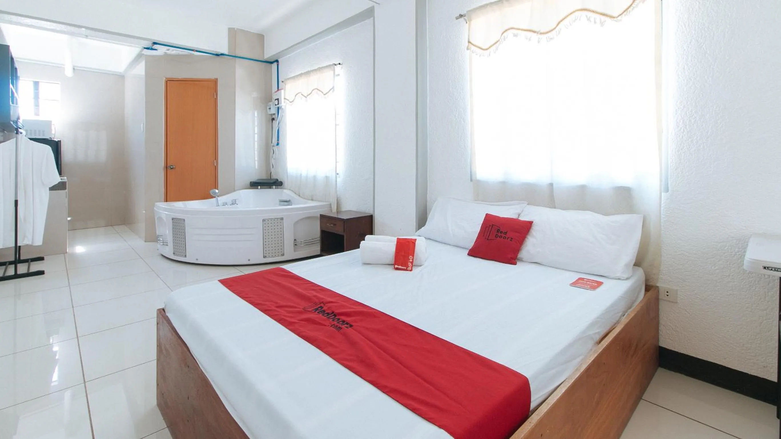 TV and multimedia, Bed in RedDoorz Plus near Tambo Paranaque