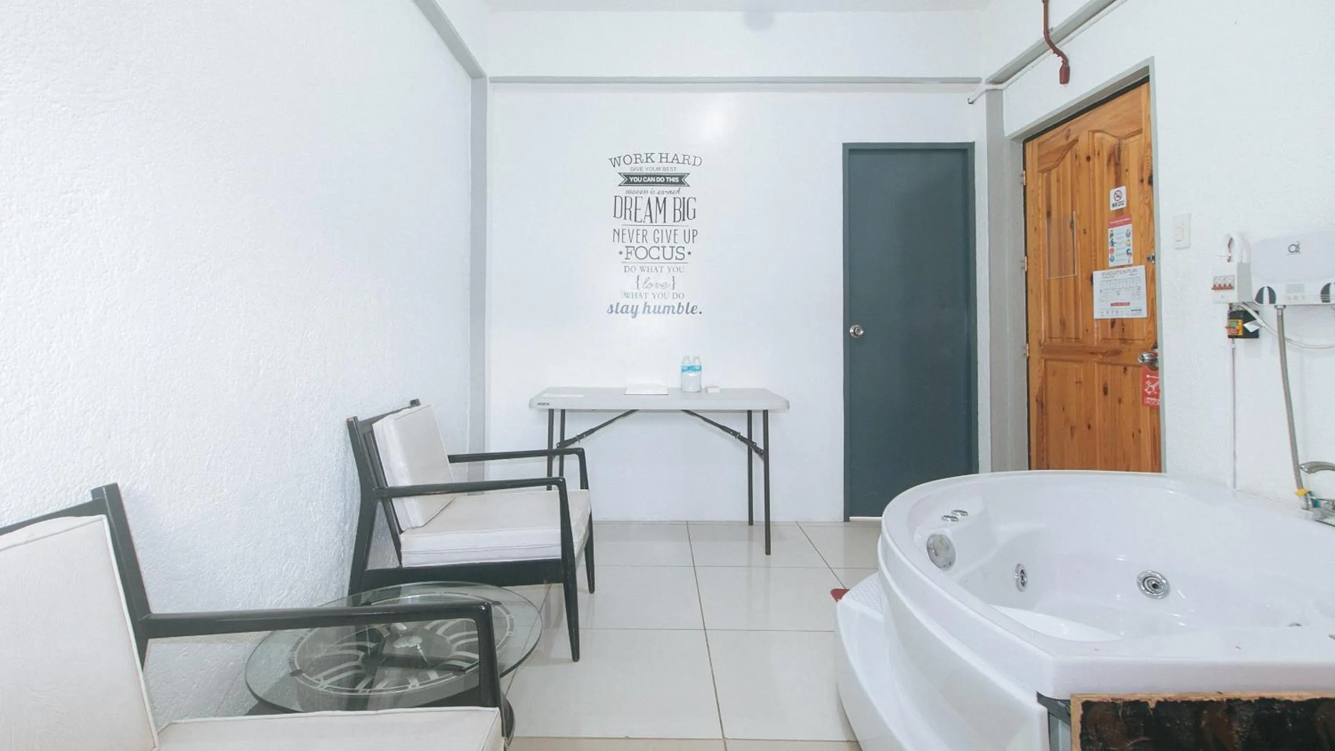 Hot Tub in RedDoorz Plus near Tambo Paranaque