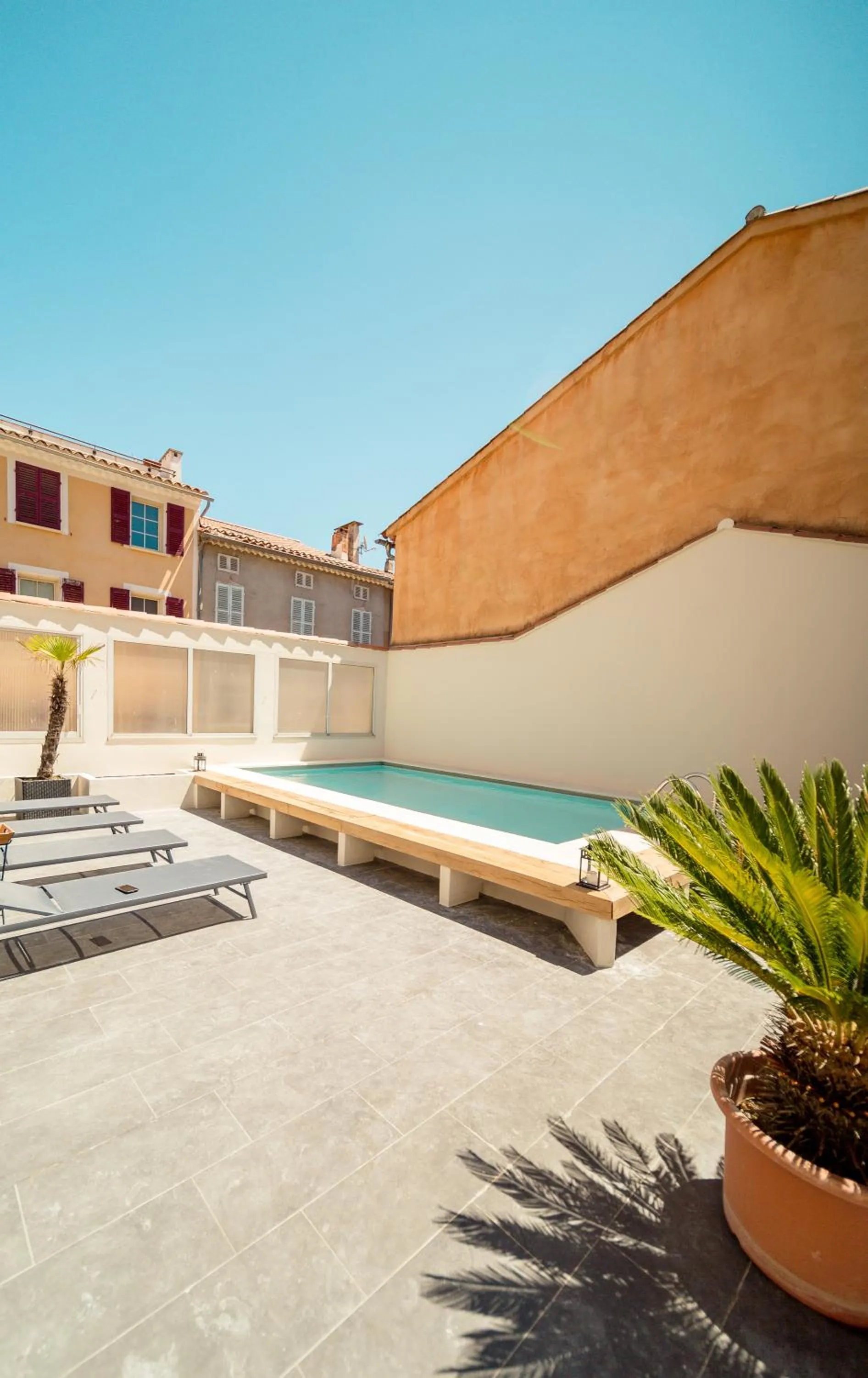 Swimming pool in UNE HISTOIRE DE FAMILLE