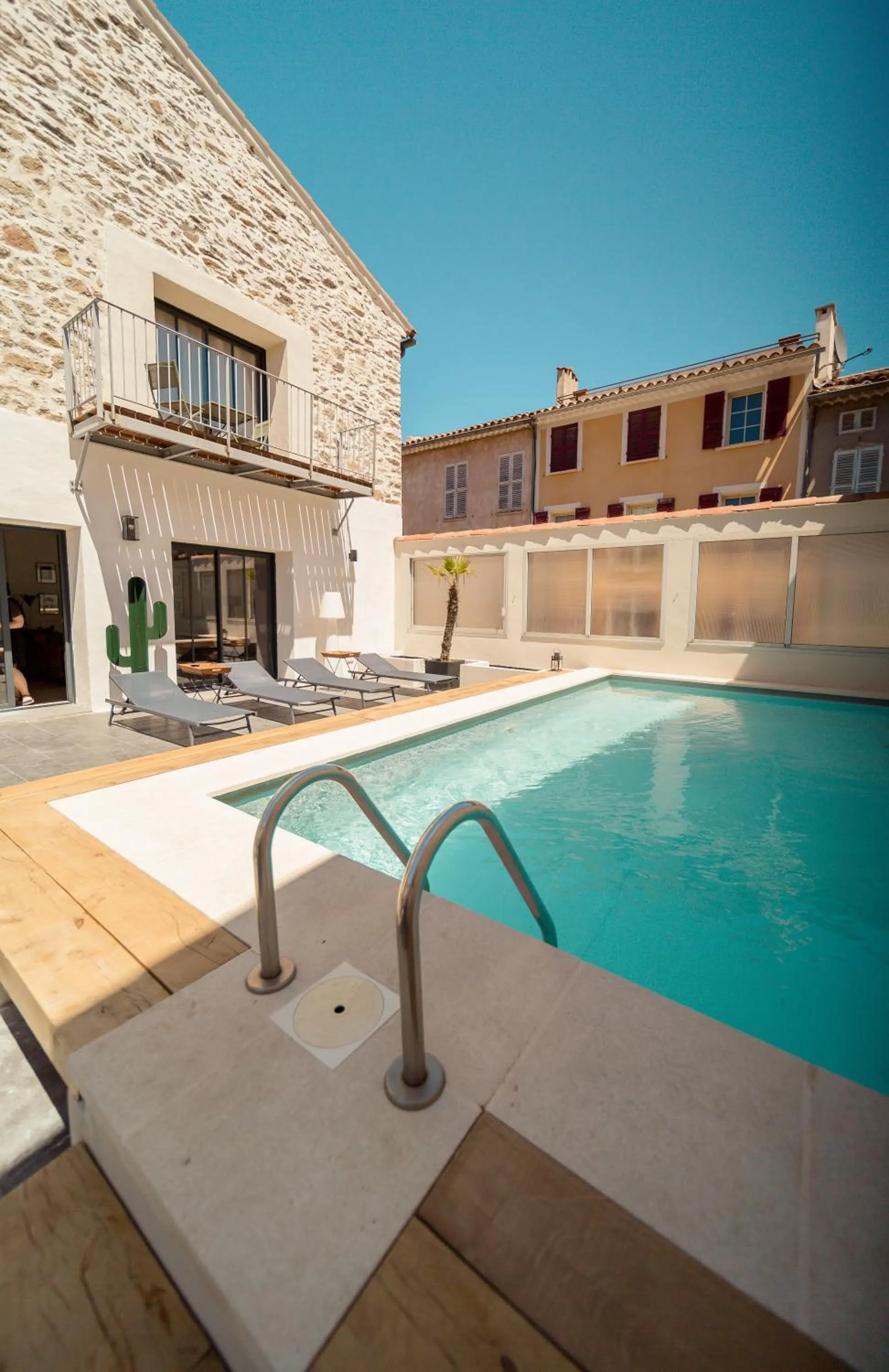 Property building in UNE HISTOIRE DE FAMILLE