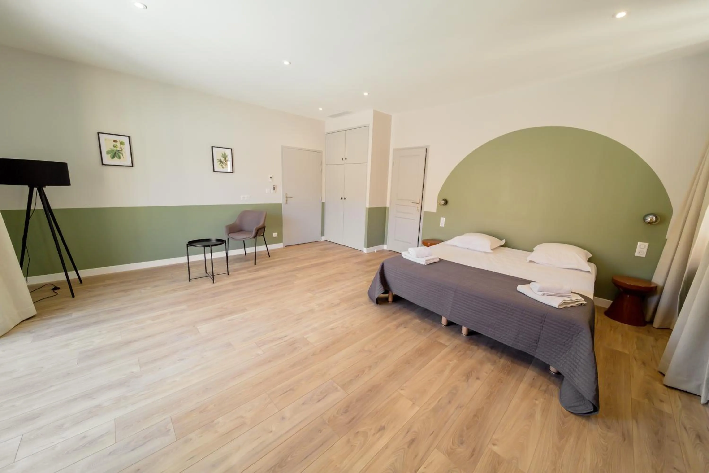 Photo of the whole room, Bed in UNE HISTOIRE DE FAMILLE