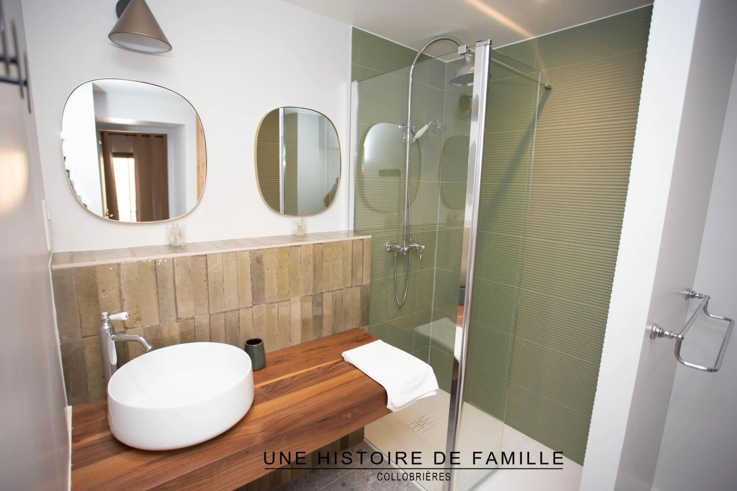Bathroom in UNE HISTOIRE DE FAMILLE