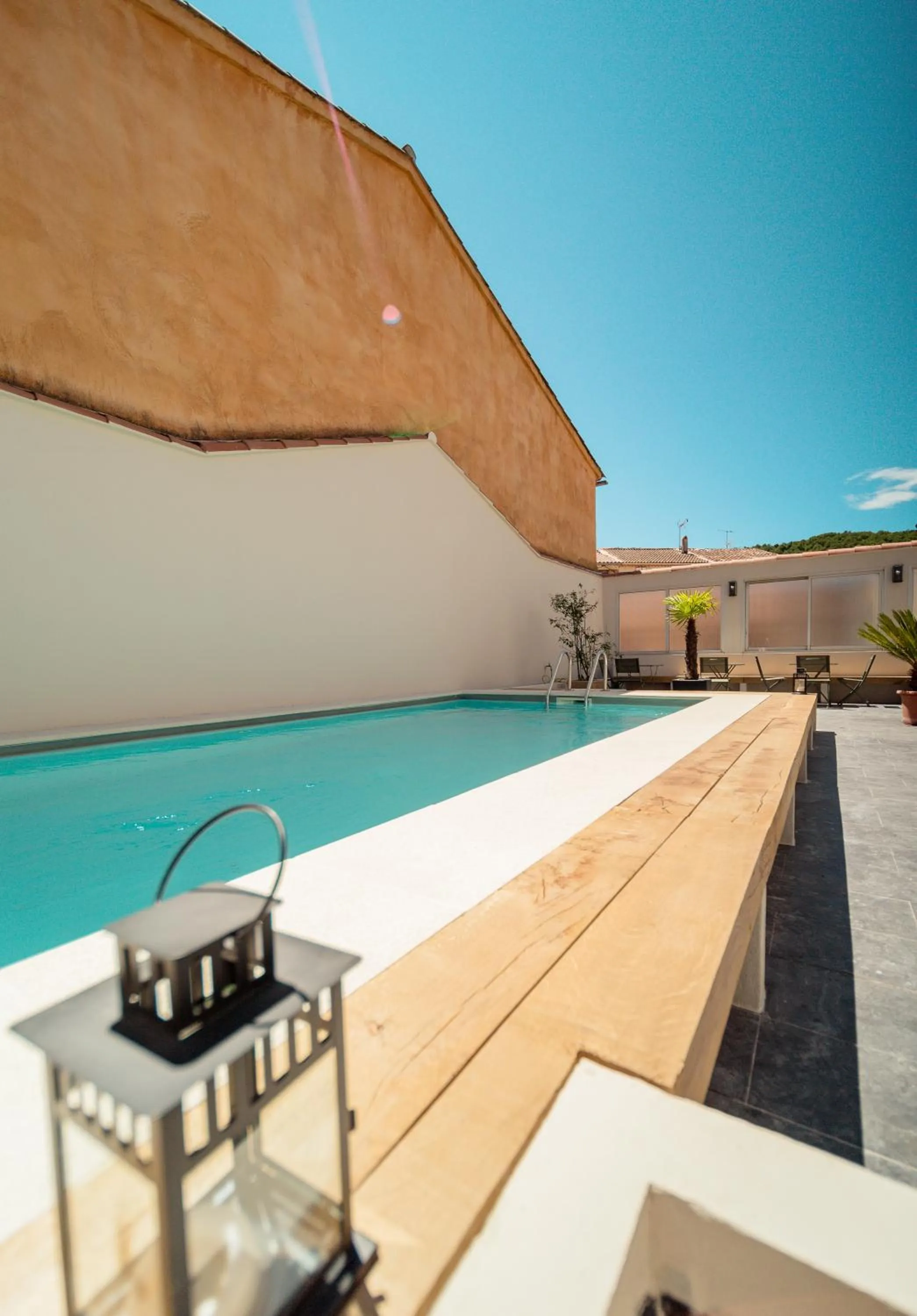 Swimming pool in UNE HISTOIRE DE FAMILLE