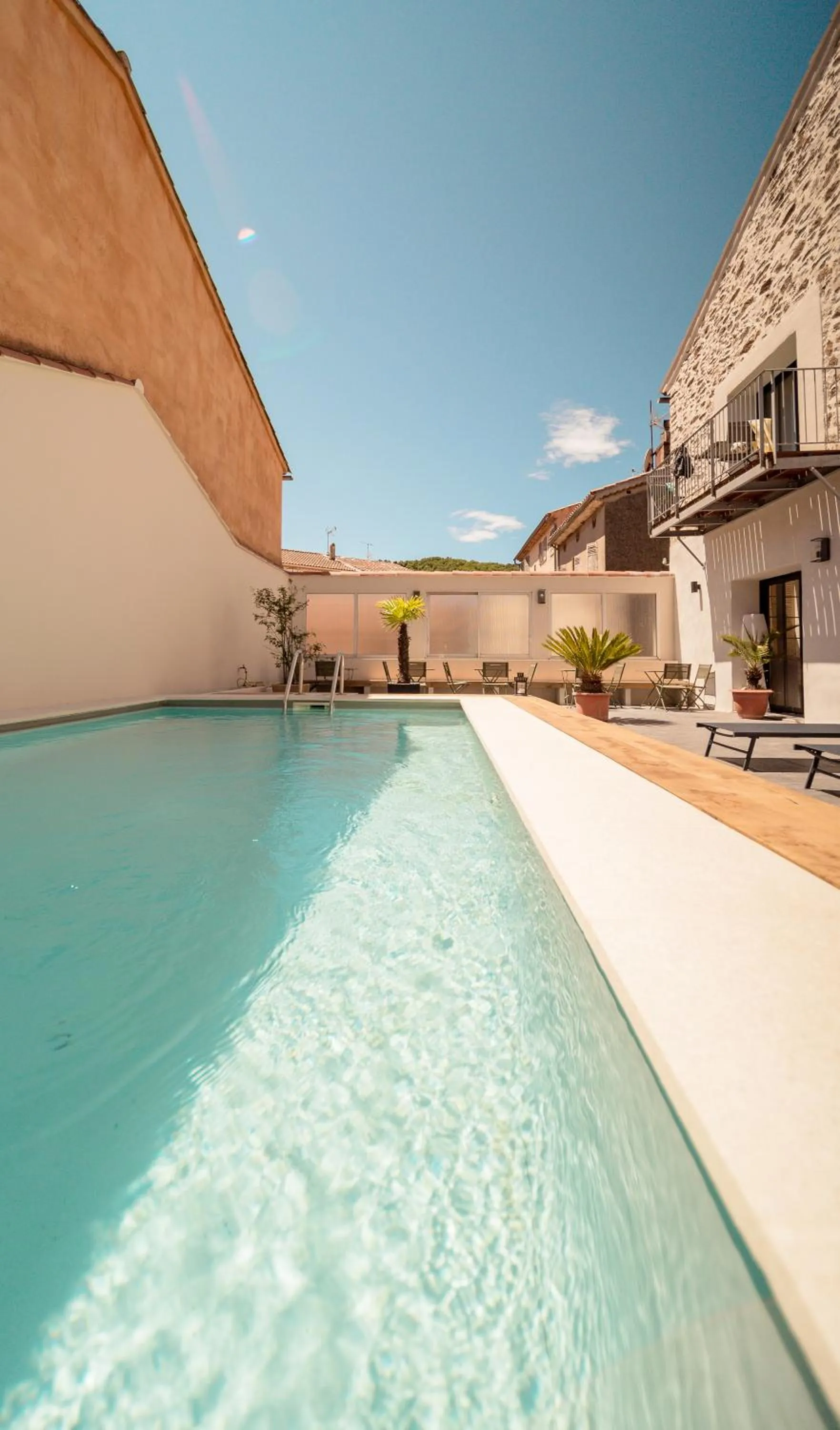 Swimming pool in UNE HISTOIRE DE FAMILLE