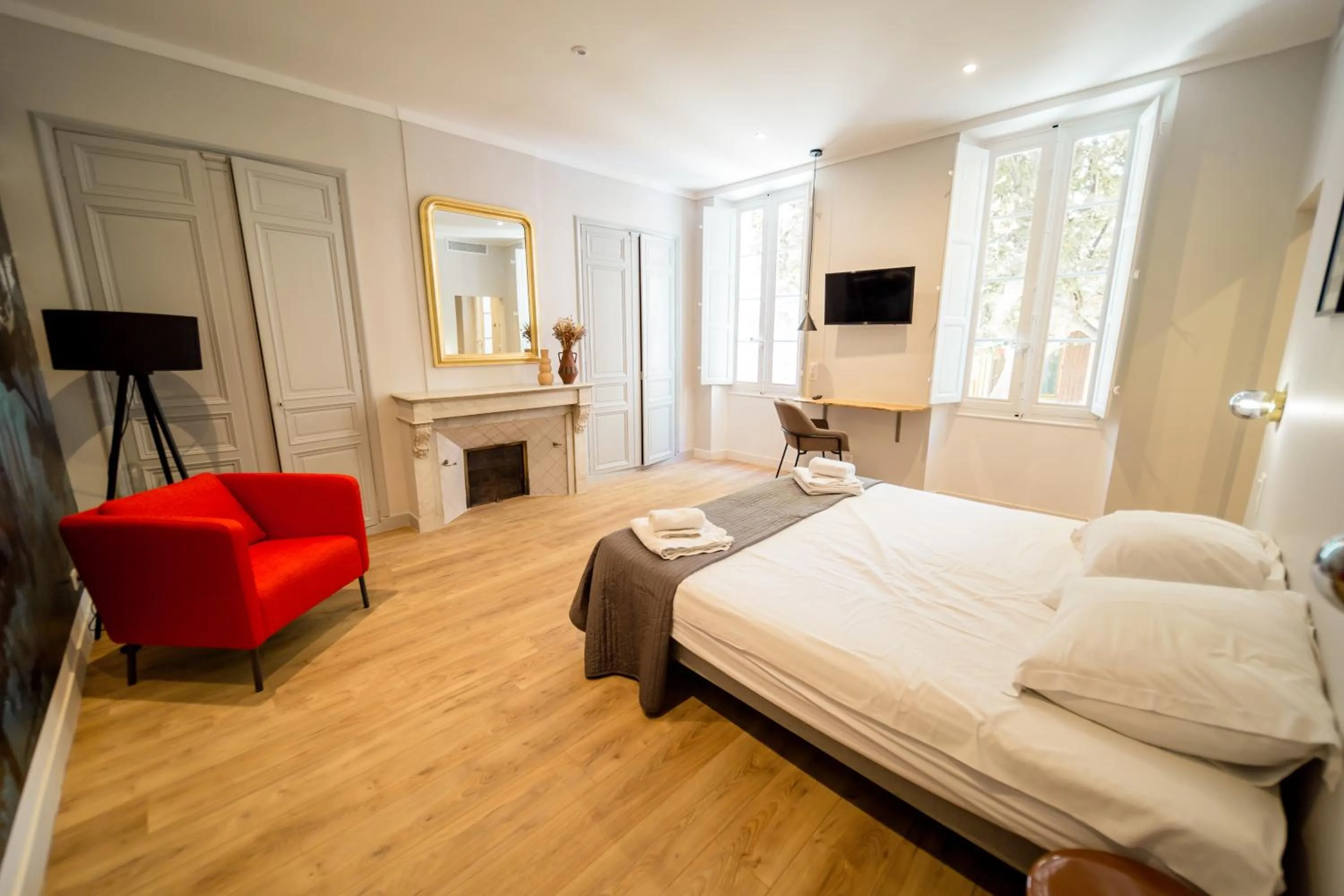 Photo of the whole room, Bed in UNE HISTOIRE DE FAMILLE