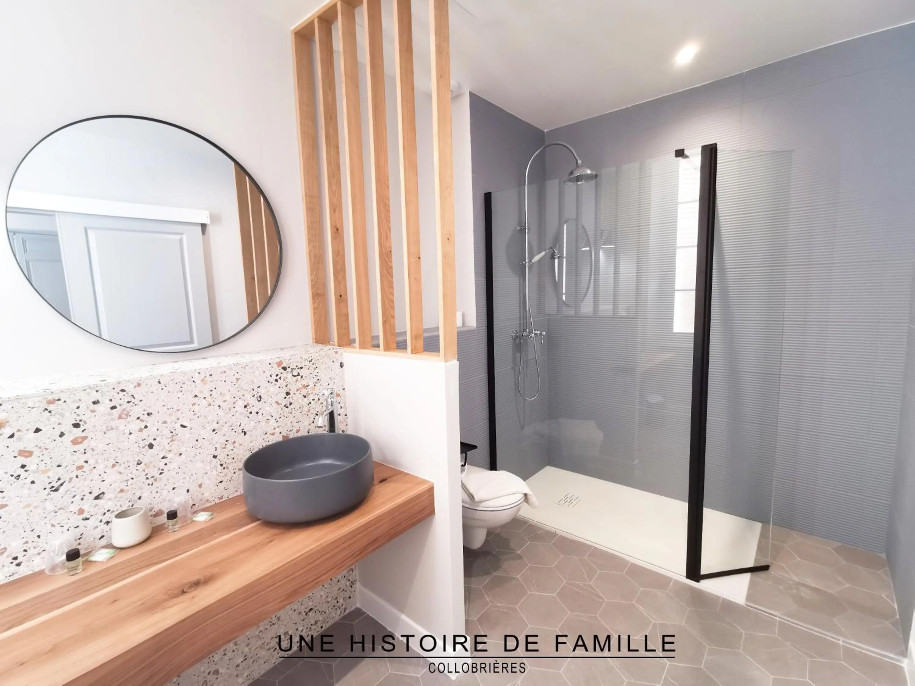 Bathroom in UNE HISTOIRE DE FAMILLE