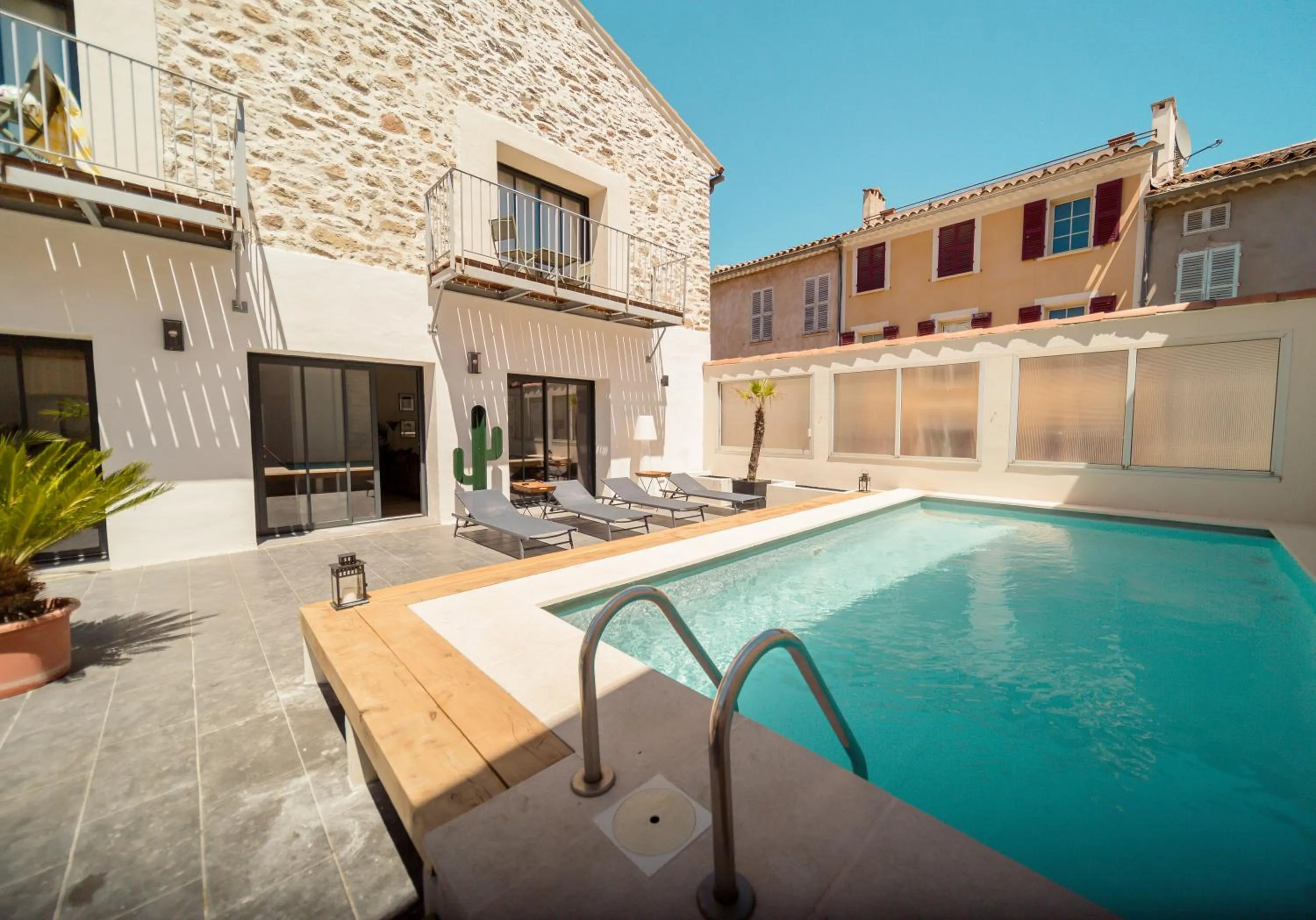 Swimming pool in UNE HISTOIRE DE FAMILLE