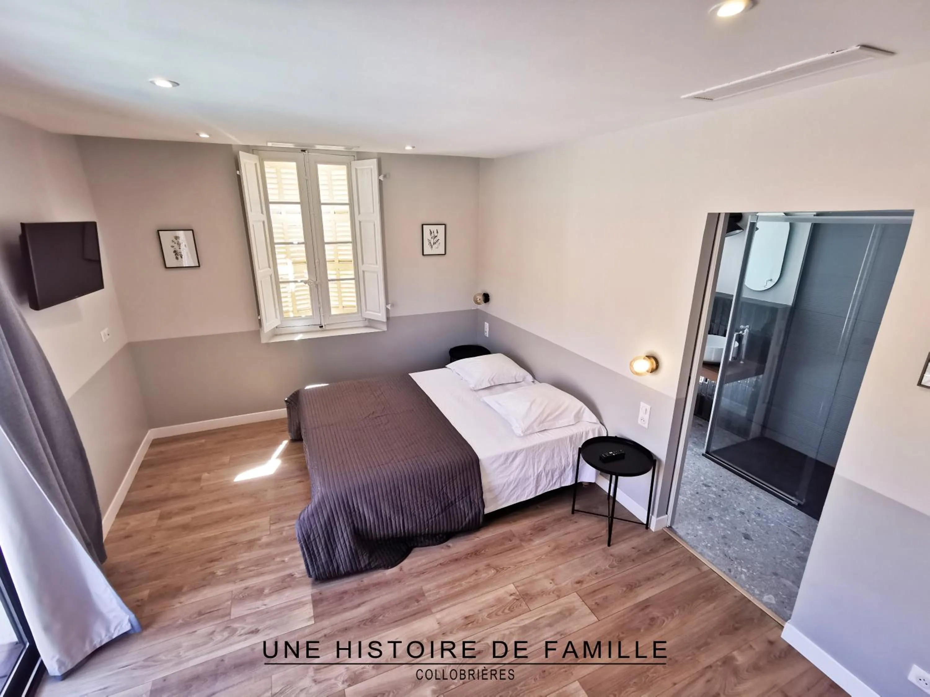 Photo of the whole room, Bed in UNE HISTOIRE DE FAMILLE