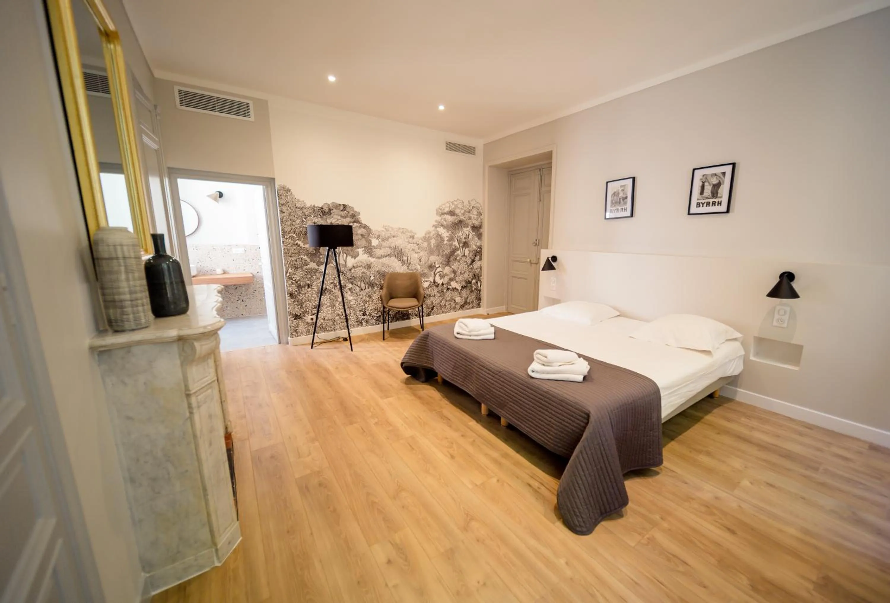 Photo of the whole room, Bed in UNE HISTOIRE DE FAMILLE