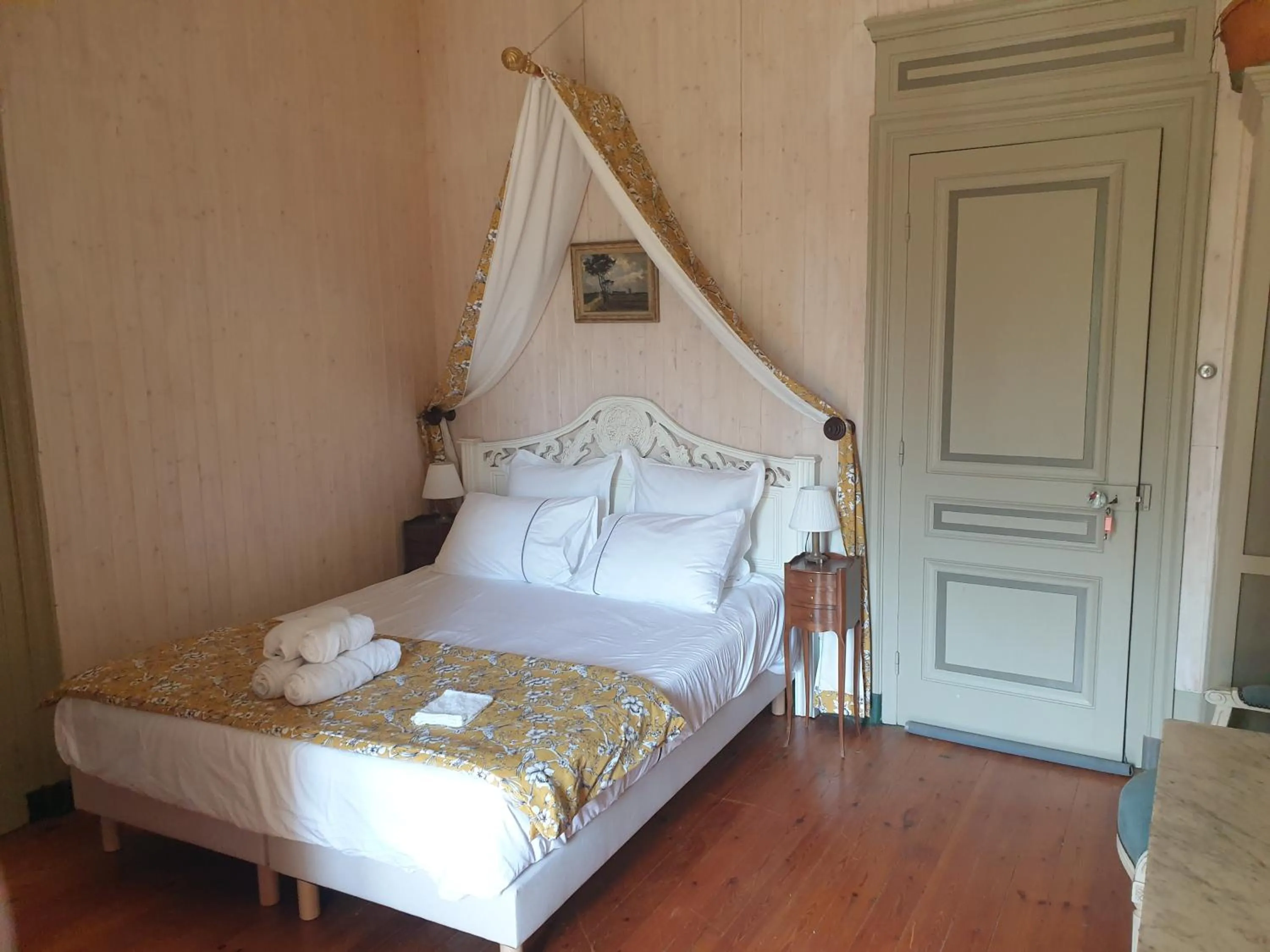 Bed in Château de Saint Bonnet les Oules