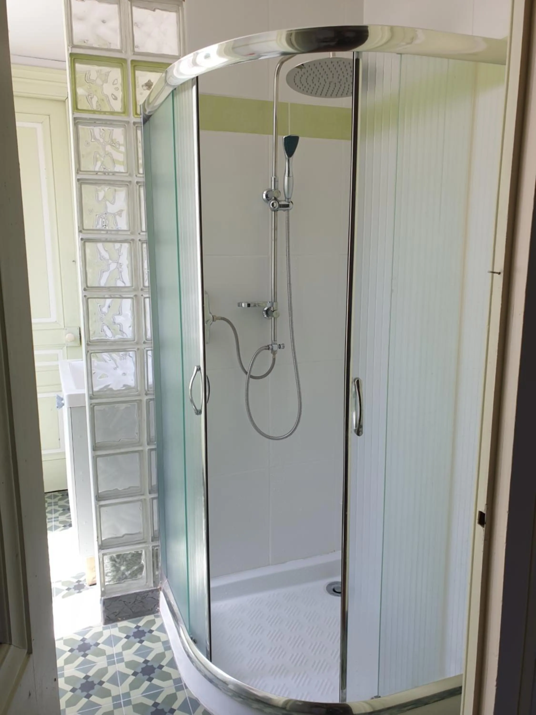 Shower in Château de Saint Bonnet les Oules