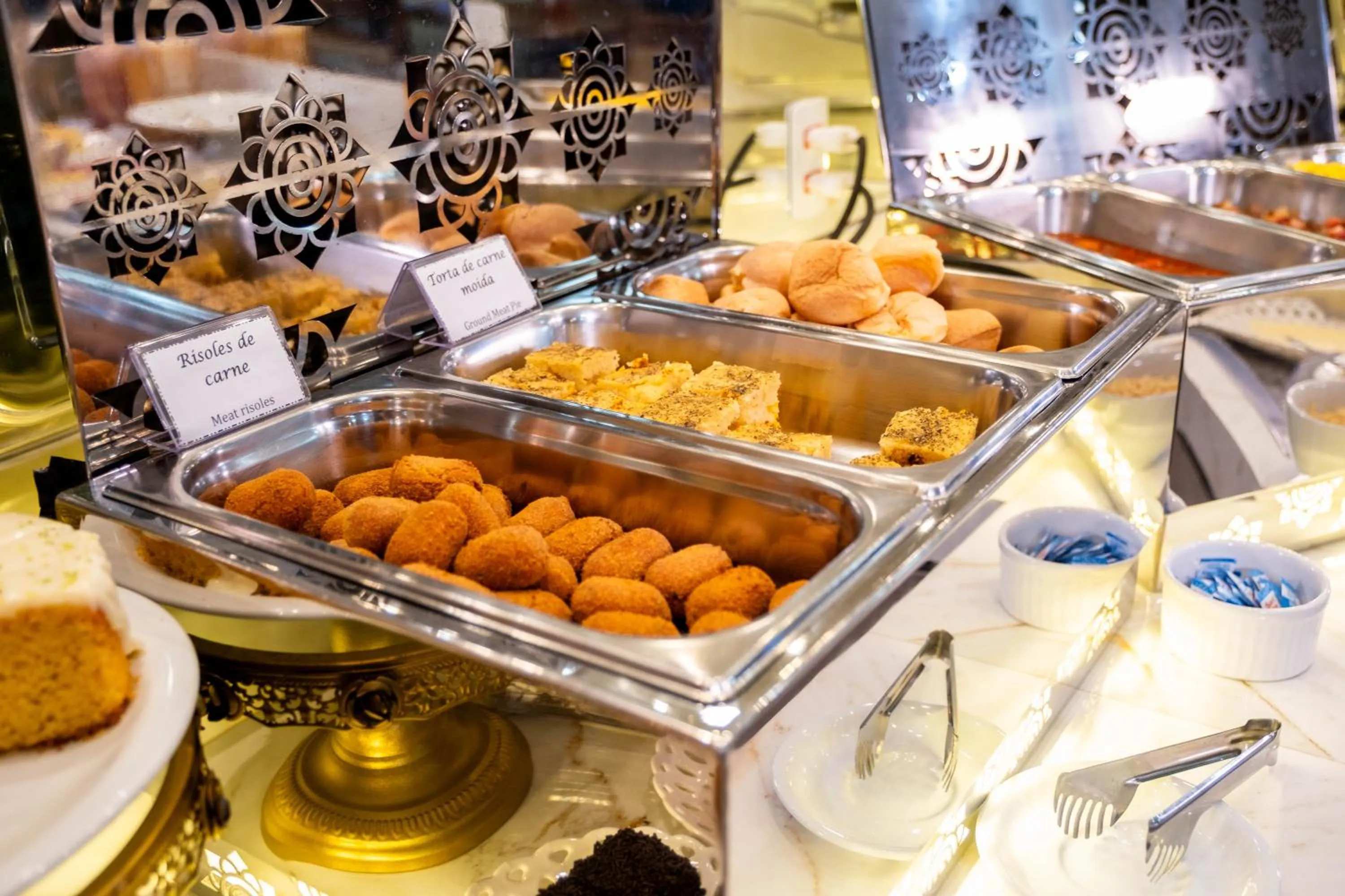 Buffet breakfast in Arca's Executive Hotel