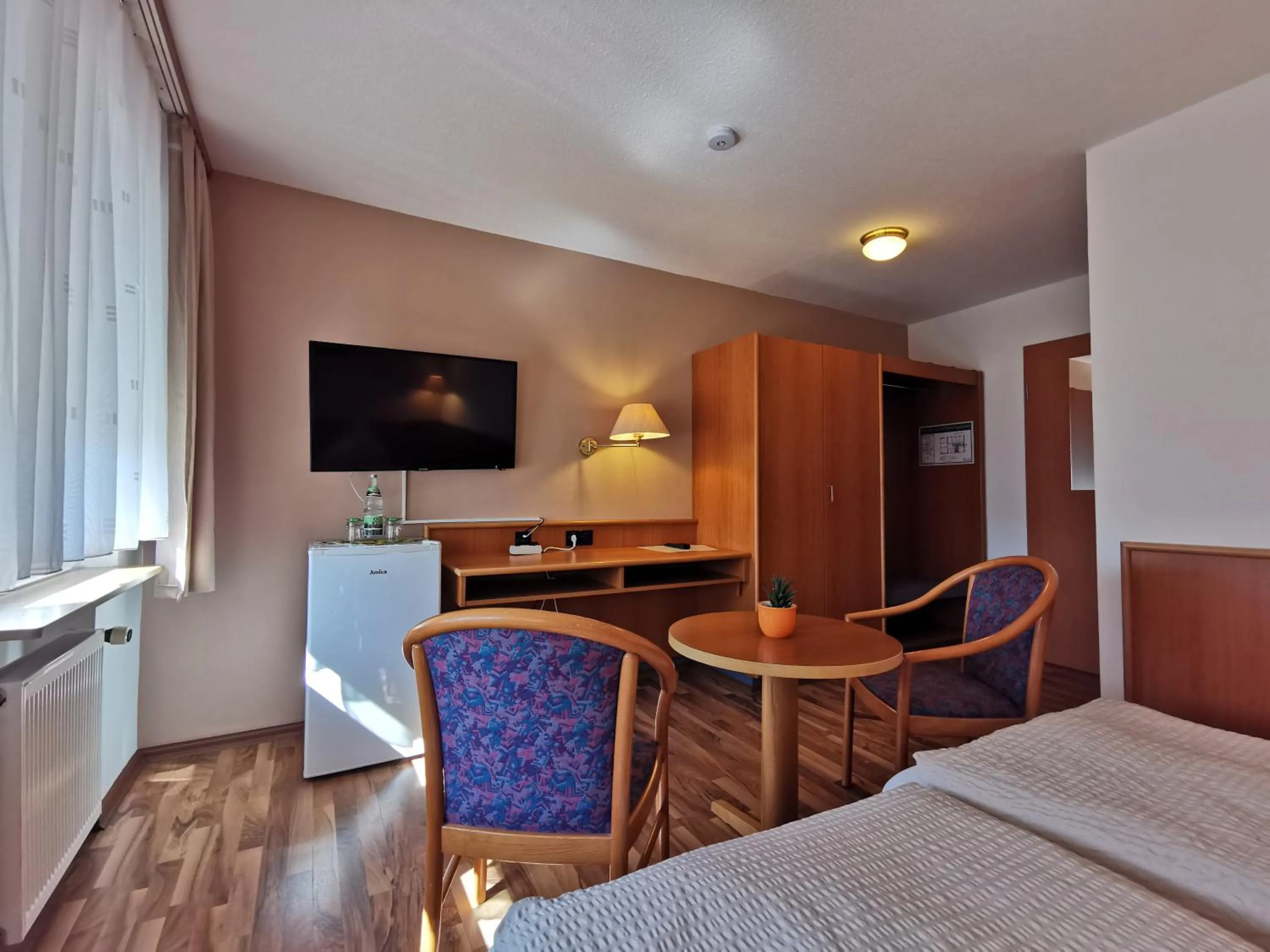 Photo of the whole room, Bed in Hotel Mainperle