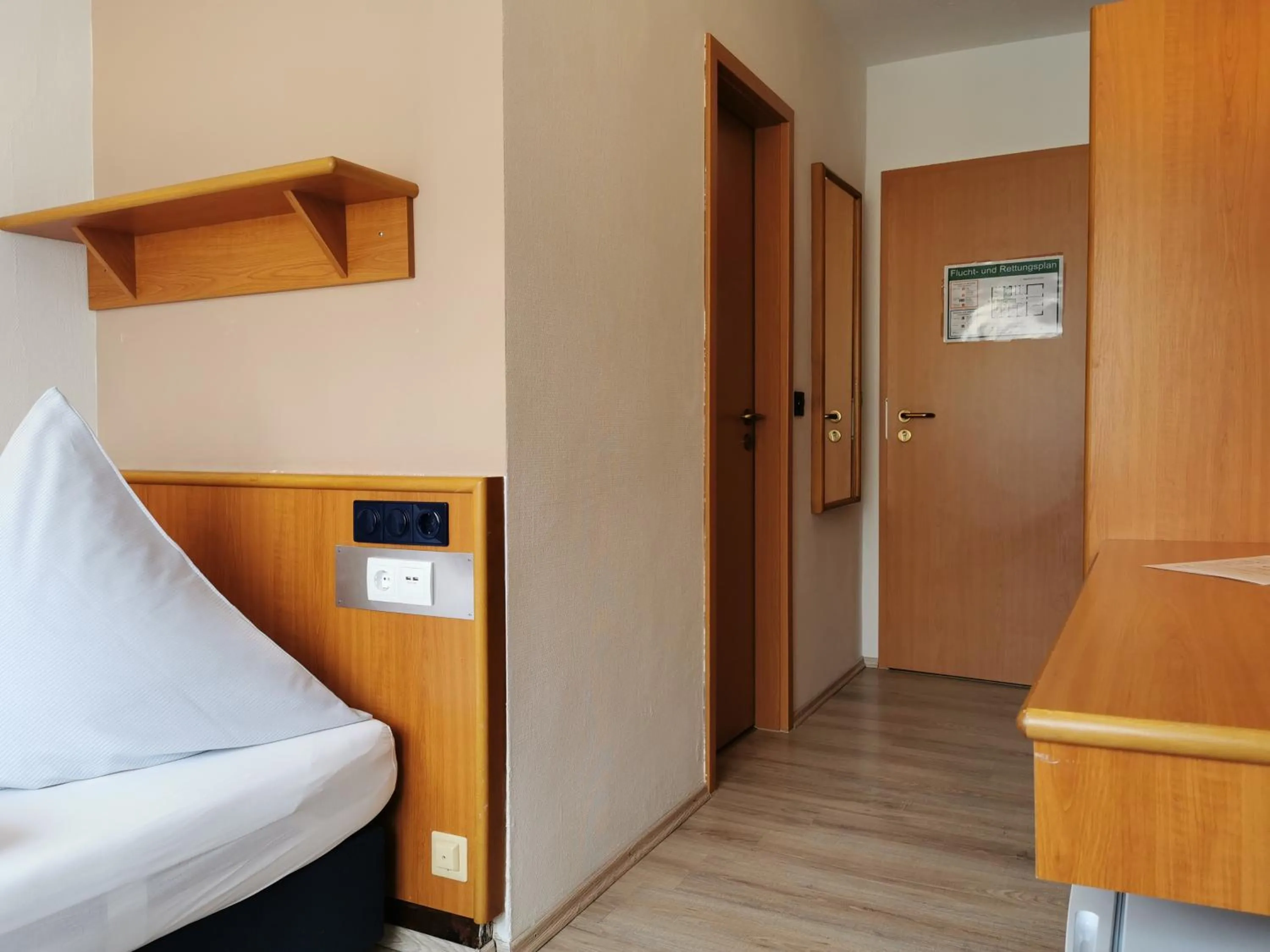 Photo of the whole room, Bed in Hotel Mainperle