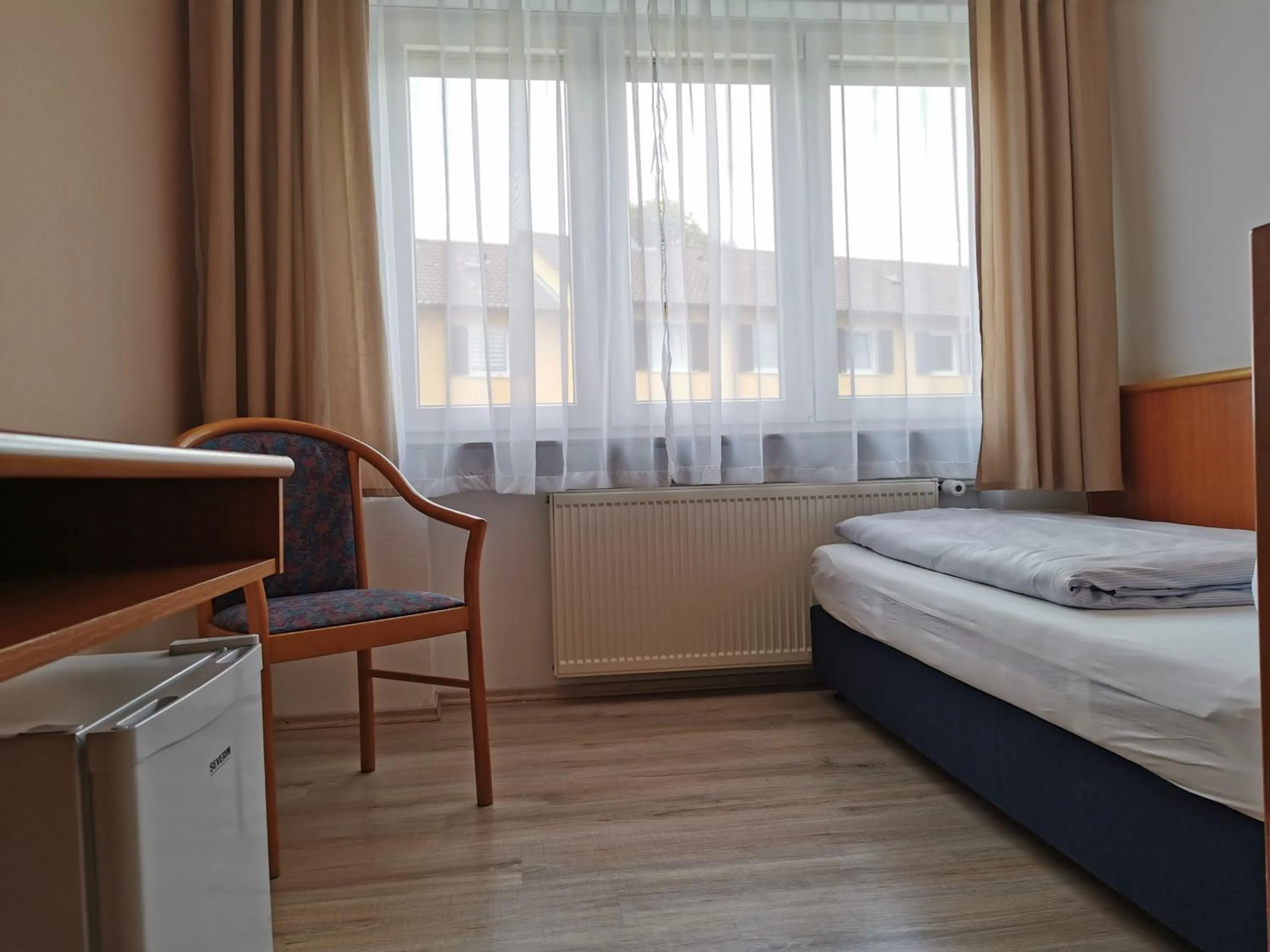 Photo of the whole room, Bed in Hotel Mainperle